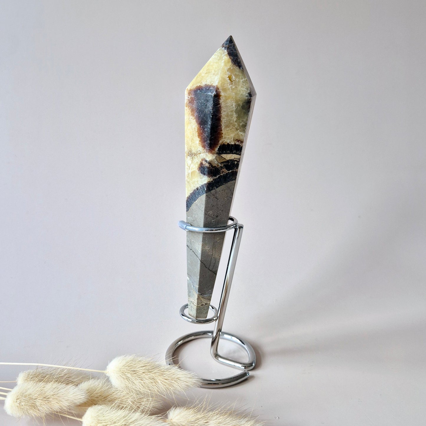 Edelsteen Septarian Scepter Wand op standaard (ca. 18–20 cm)