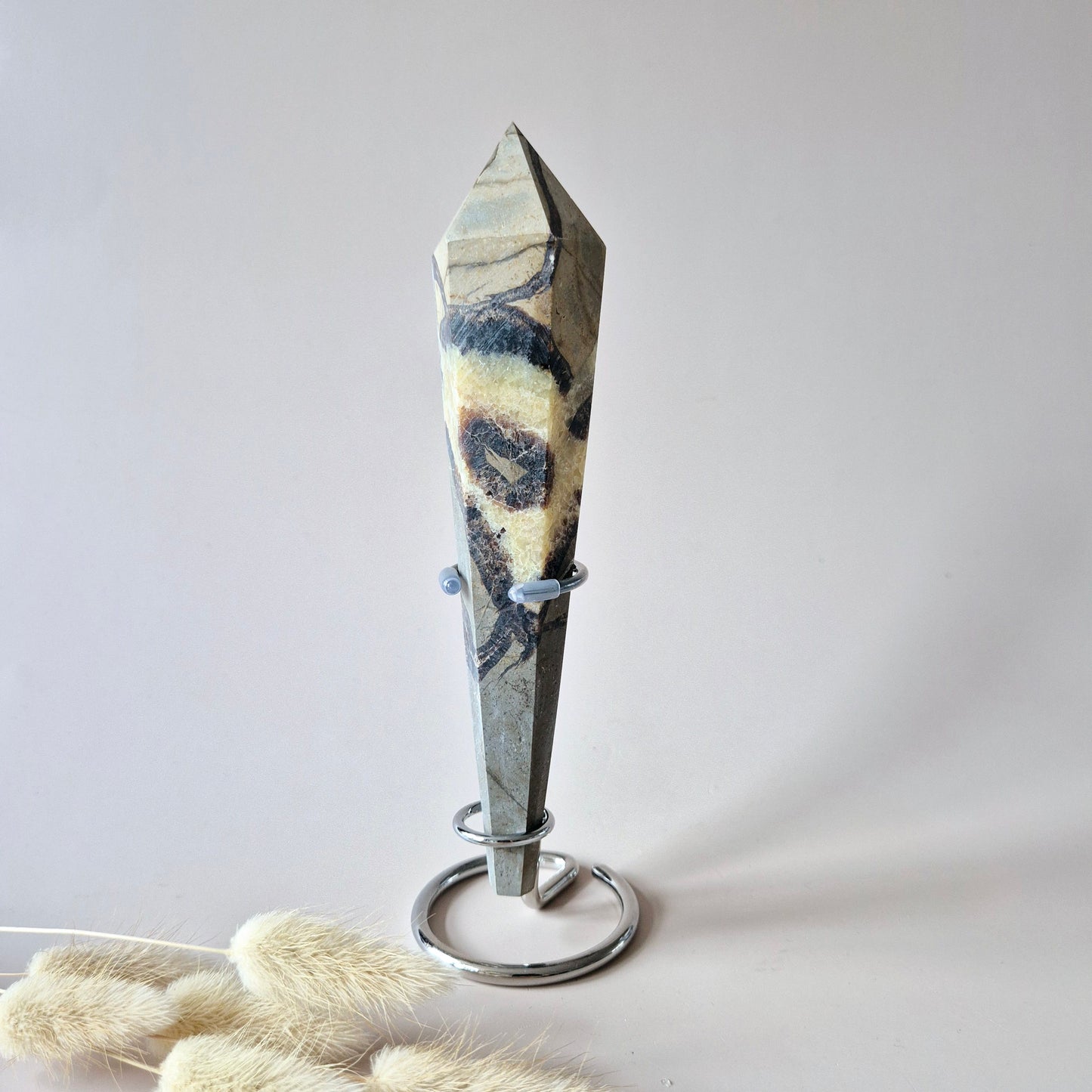 Edelsteen Septarian Scepter Wand op standaard (ca. 18–20 cm)