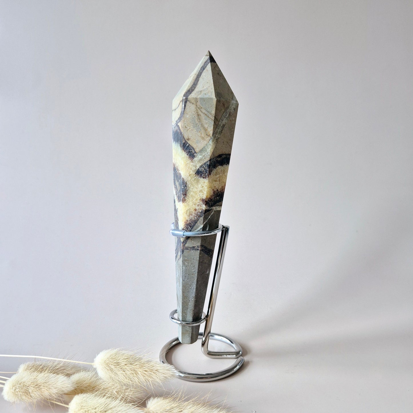 Edelsteen Septarian Scepter Wand op standaard (ca. 18–20 cm)