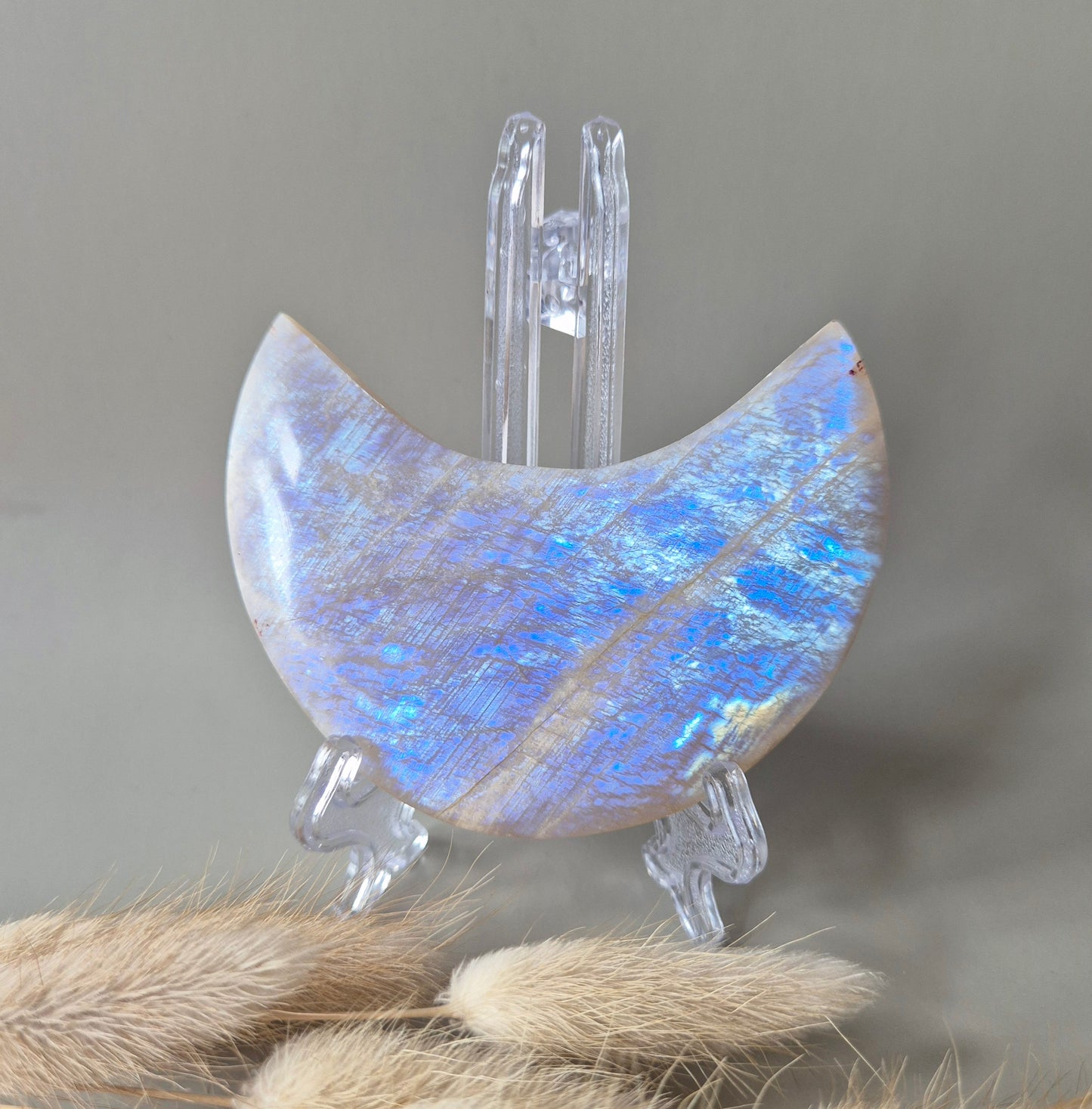 Edelstein Blauer Mondstein Mond auf Ständer 6-8cm mit schönem Blitz