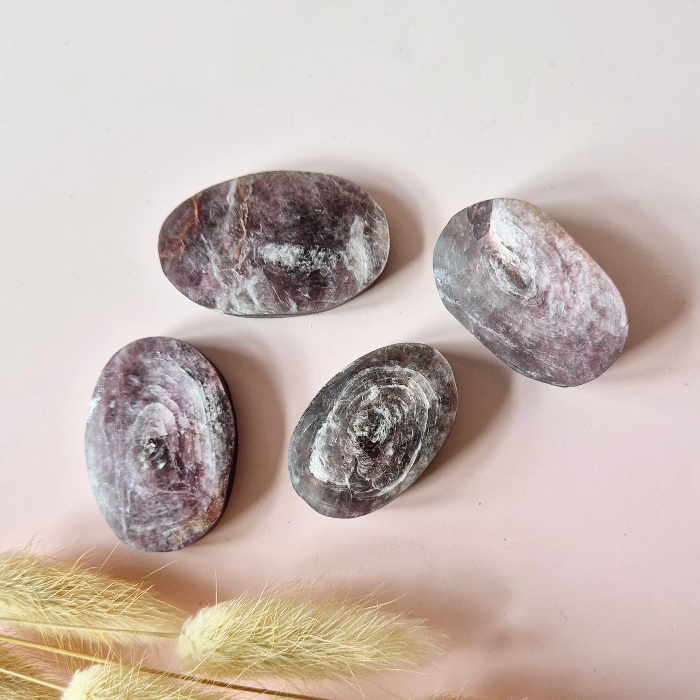 Paarse Mica Handsteen – Lepidoliet Mica Palmstone met Zilveren Shimmer (4–6 cm)
