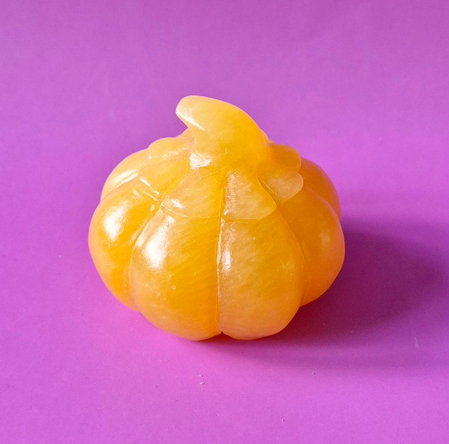Gele Honing Calciet Edelsteen Pompoen Carving – 7 cm | Halloween decoratie en energiebooster