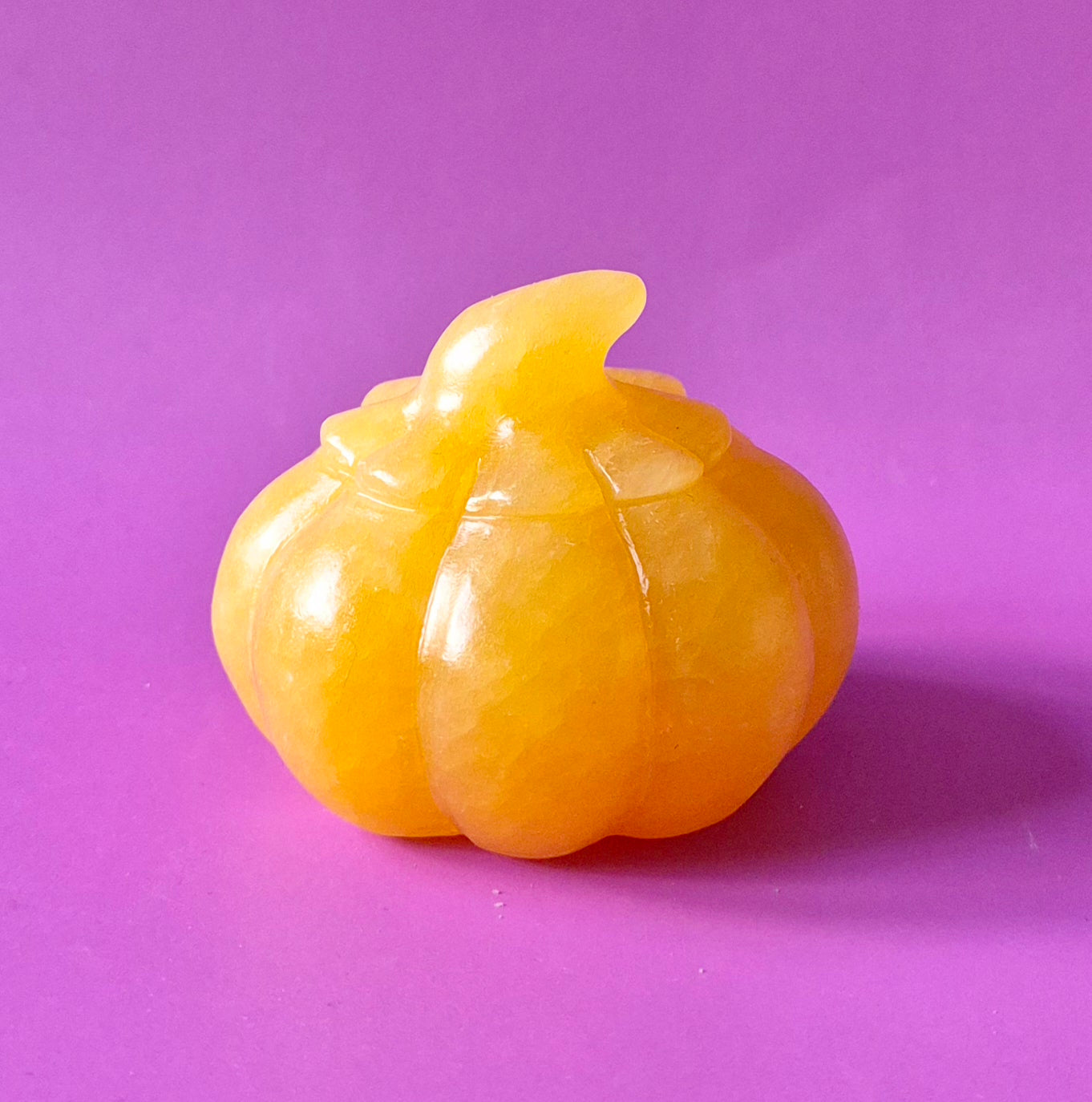 Gele Honing Calciet Edelsteen Pompoen Carving – 7 cm | Halloween decoratie en energiebooster