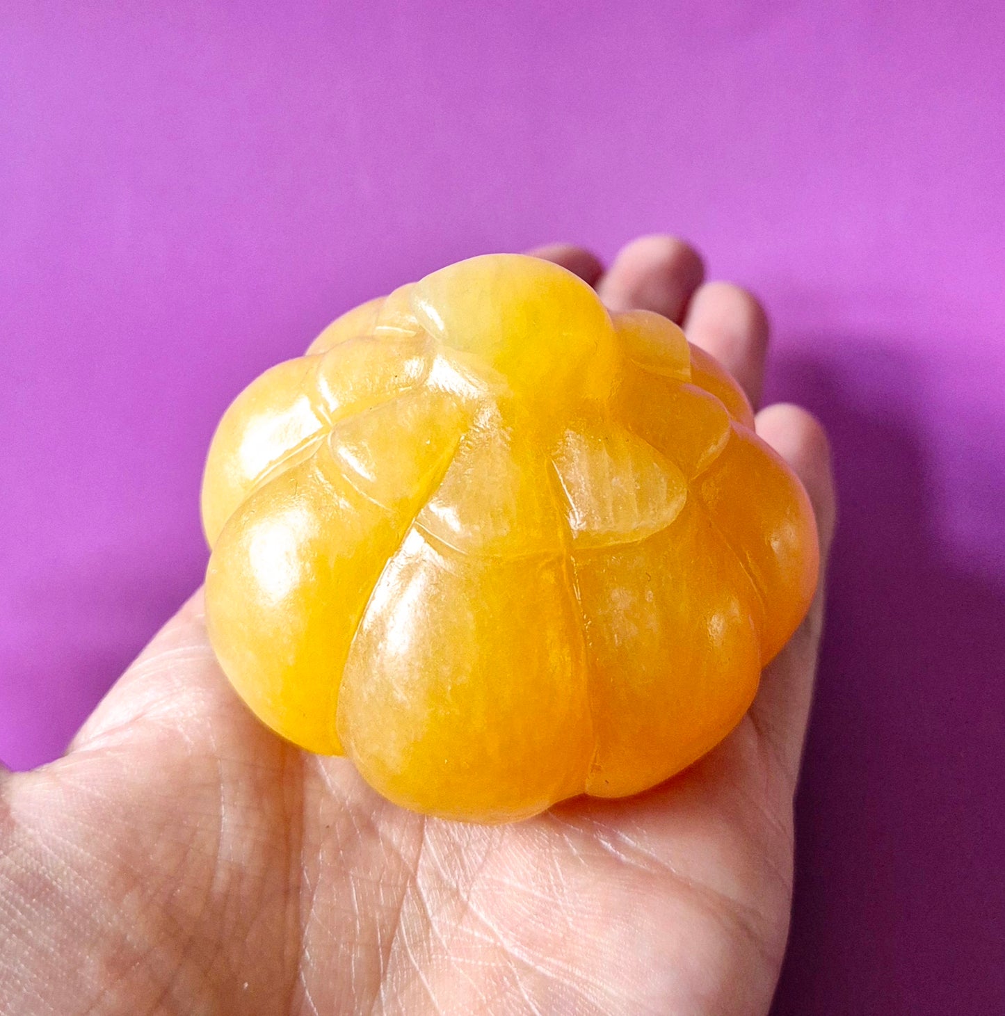 Gele Honing Calciet Edelsteen Pompoen Carving – 7 cm | Halloween decoratie en energiebooster