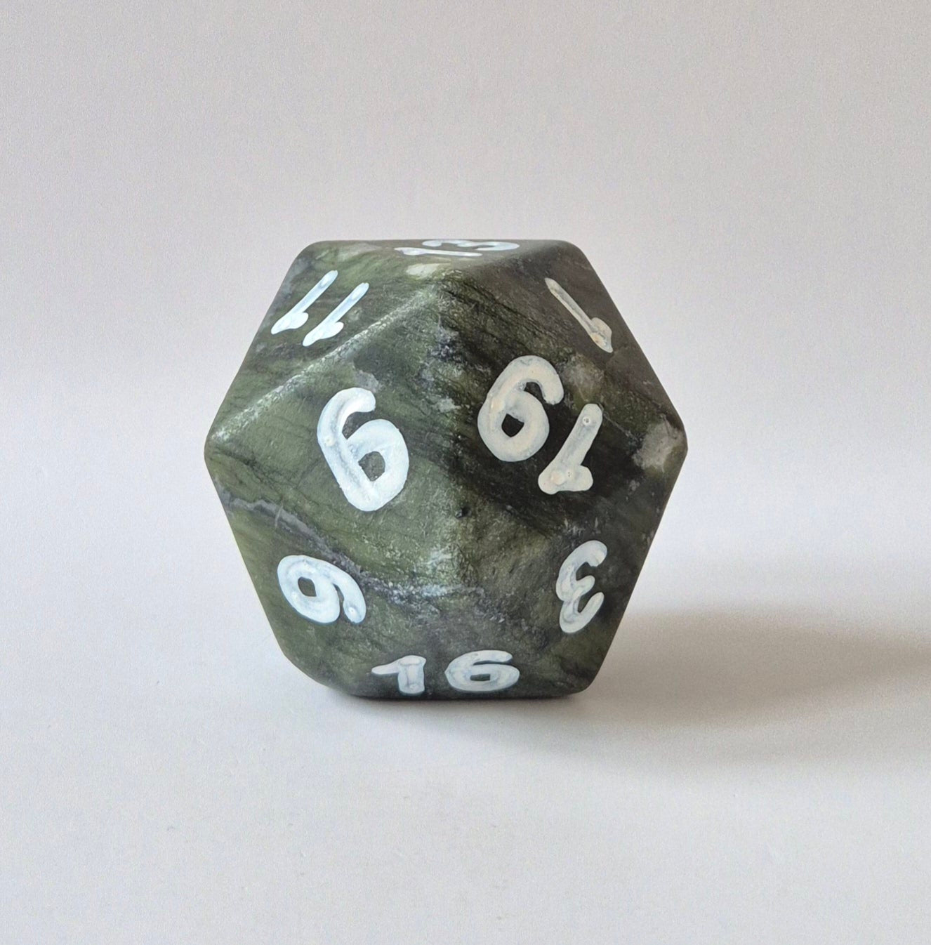 Edelsteen Groene Jade D20 Dobbelsteen 7cm (XXL)