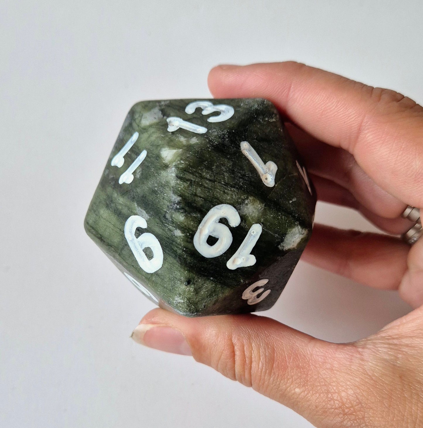 Edelsteen Groene Jade D20 Dobbelsteen 7cm (XXL)