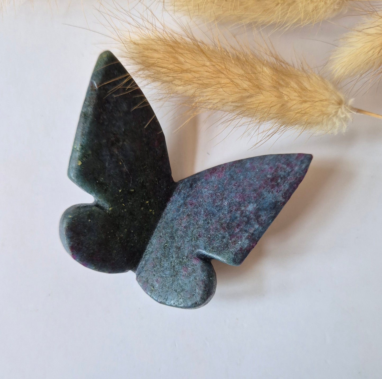 Edelsteen Vlinder 6x5 cm – Ruby in Fuchsite UV reactief