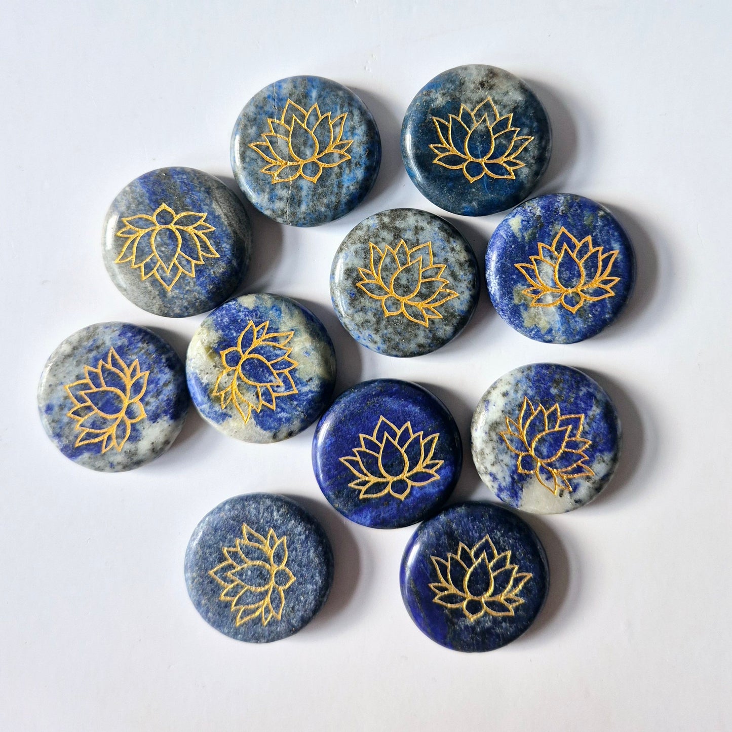 Edelsteen Lapis Lazuli schijf 2,5cm met Lotus symbool – Zaksteen worry stone