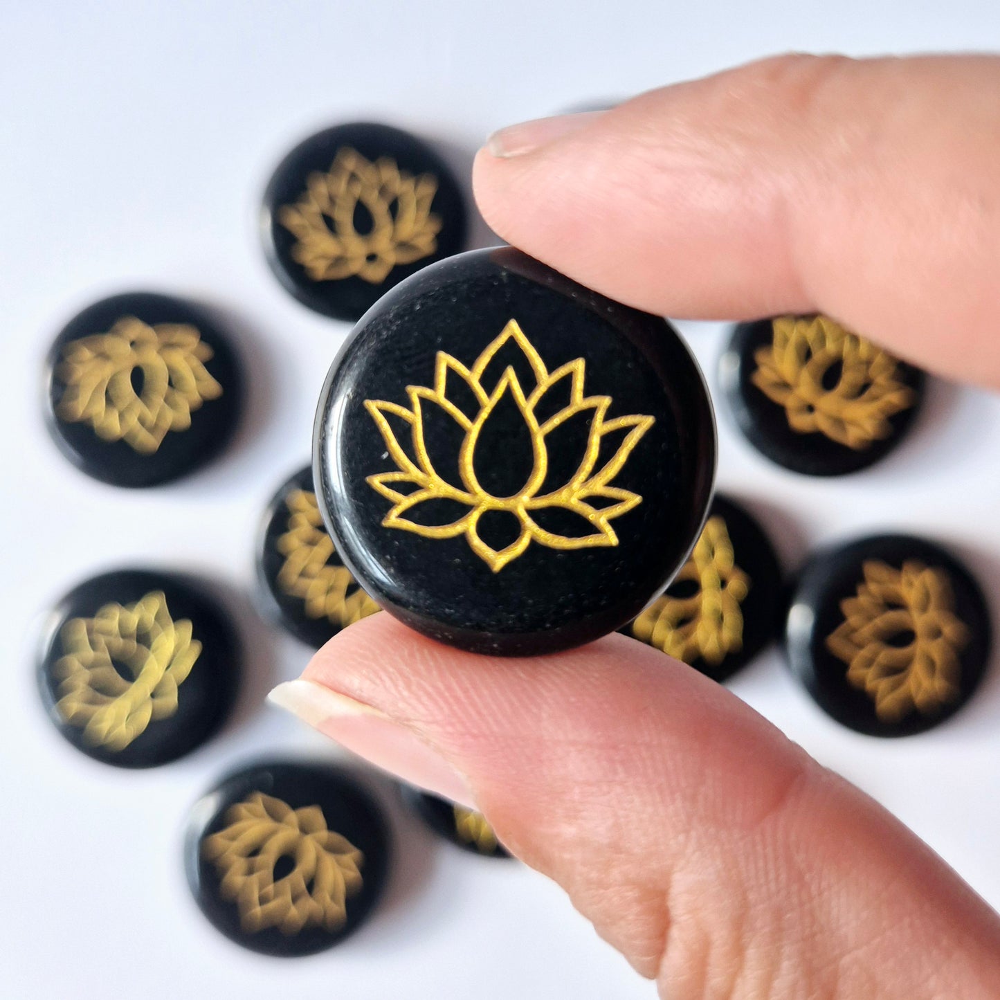 Edelsteen Zwarte Obsidiaan schijf 2,5cm met Lotus symbool – Zaksteen worry stone