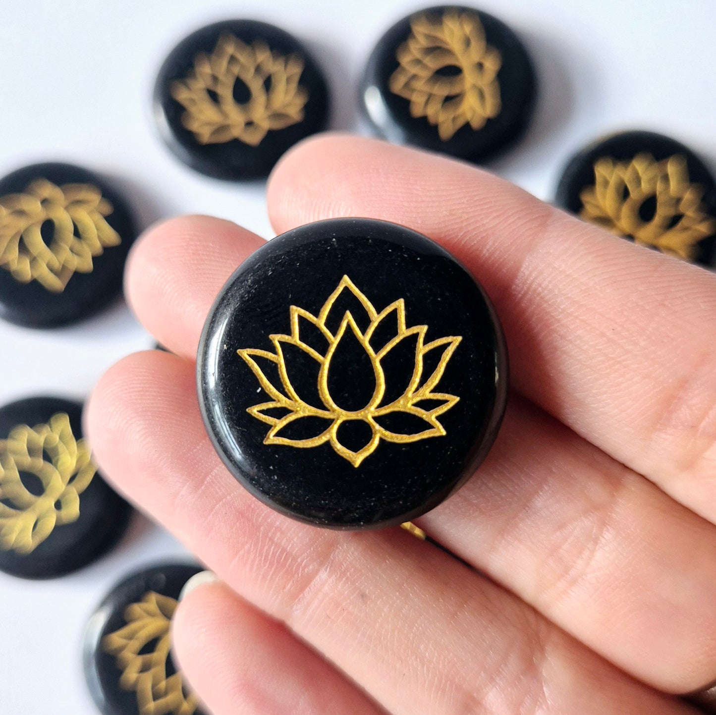 Edelsteen Zwarte Obsidiaan schijf 2,5cm met Lotus symbool – Zaksteen worry stone