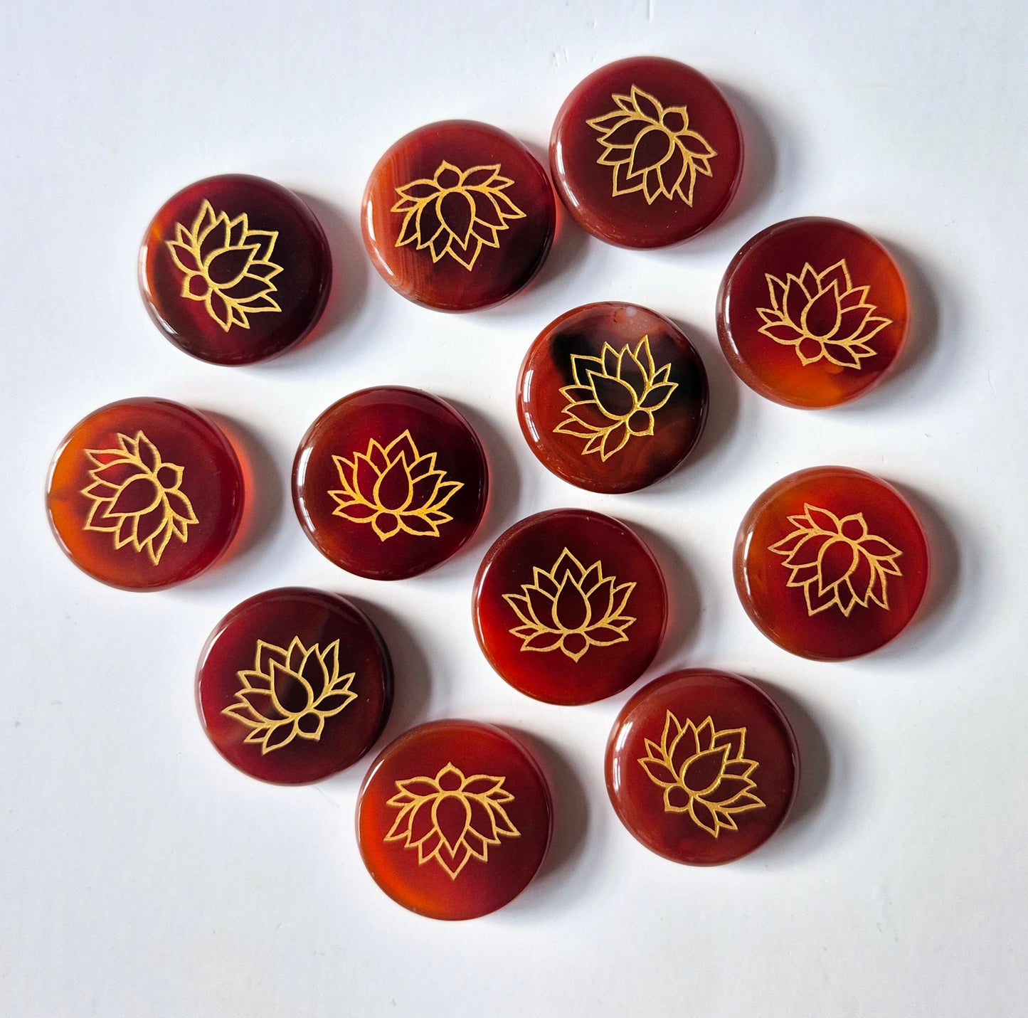 Edelsteen Carneool schijf 2,5cm met Lotus symbool – Zaksteen worry stone