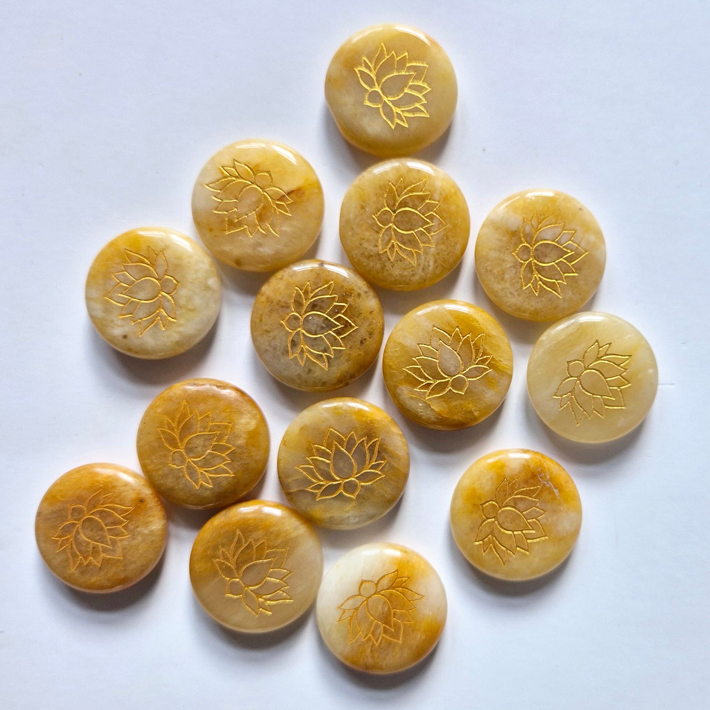 Edelsteen Gele Aventurijn schijf 2,5cm met Lotus symbool – Zaksteen worry stone