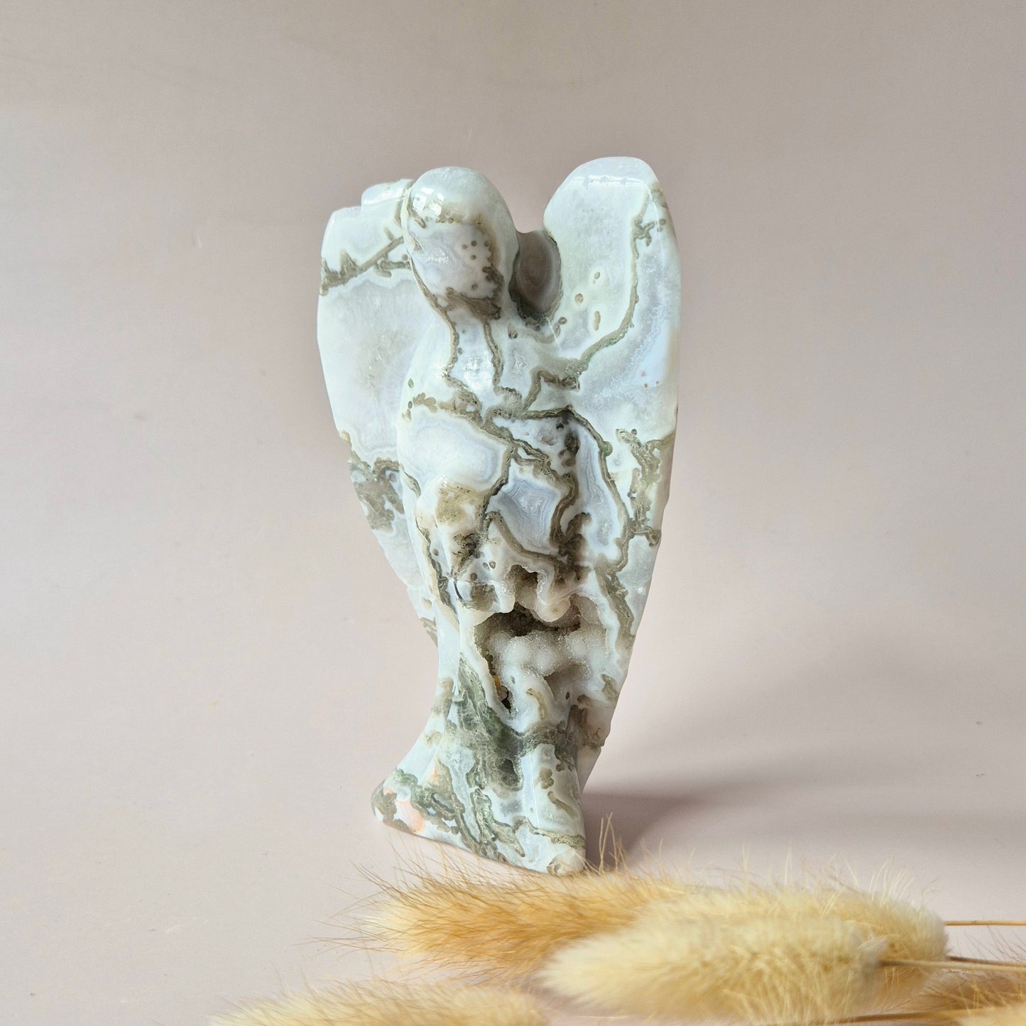 Edelsteen Druzy Mosagaat Engel – 15 cm | ca. 555 gram