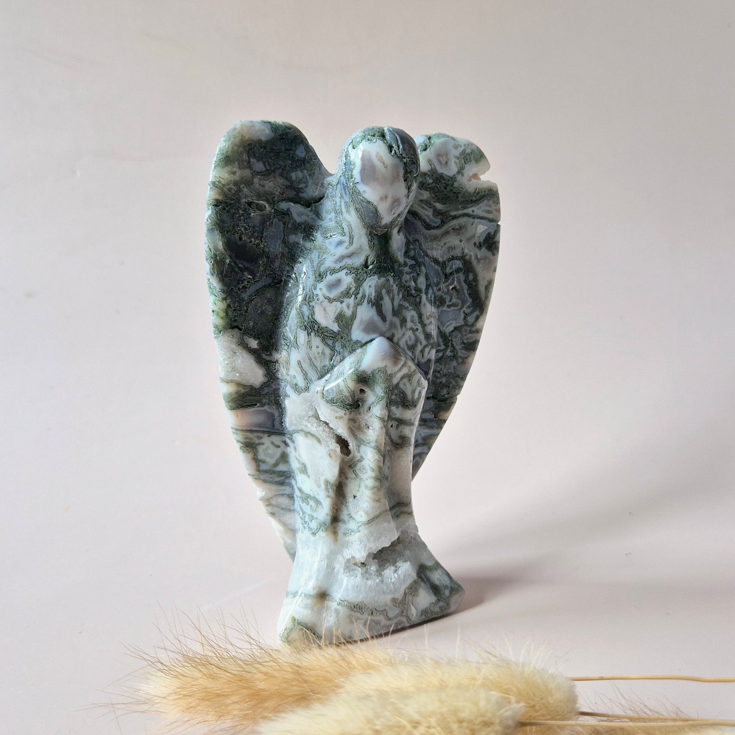 Edelsteen Druzy Mosagaat Engel – 15 cm | ca. 577 gram