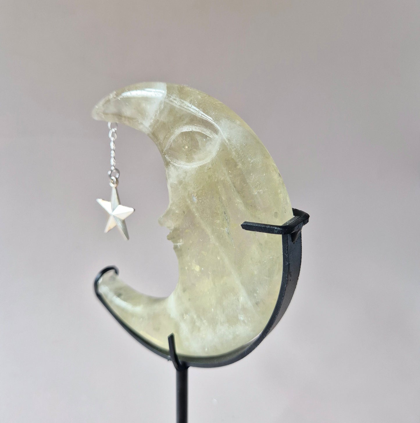 Prachtige Citrien Maan op Metalen Standaard – 10cm Edelsteen Gezicht Gravure Spiritueel Interieur