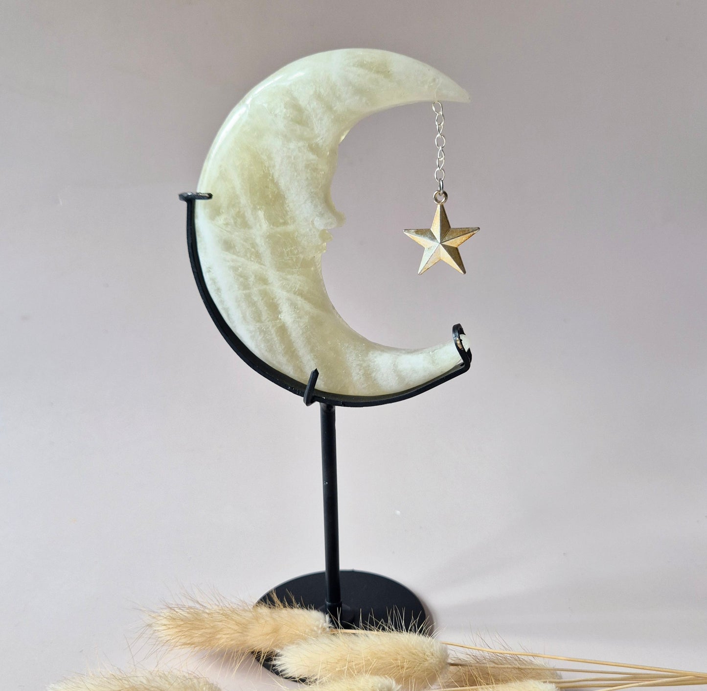 Prachtige Citrien Maan op Metalen Standaard – 10cm Edelsteen Gezicht Gravure Spiritueel Interieur