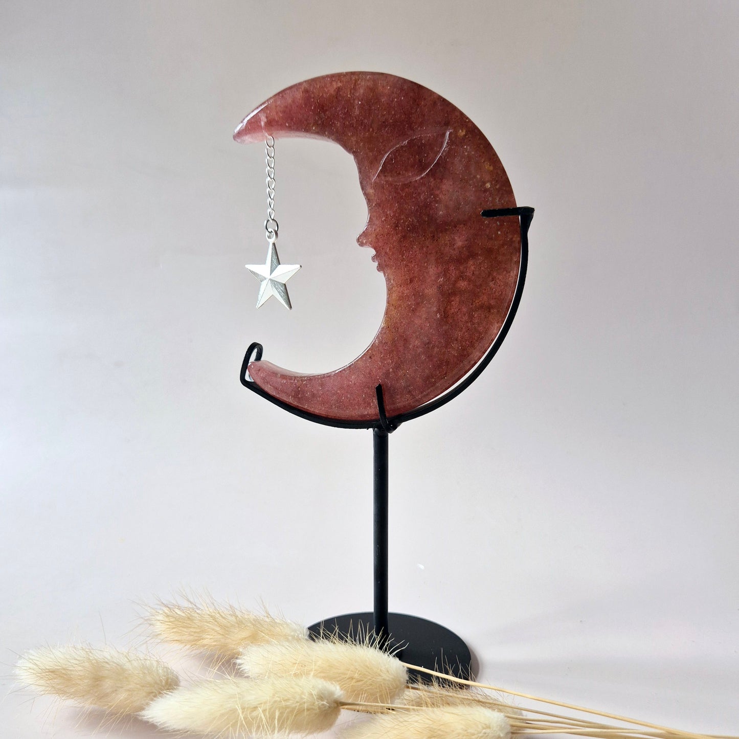 Prachtige Aardbeienkwarts Maan op Metalen Standaard – 10cm Edelsteen Gezicht Gravure Spiritueel Interieur Strawberry Quartz