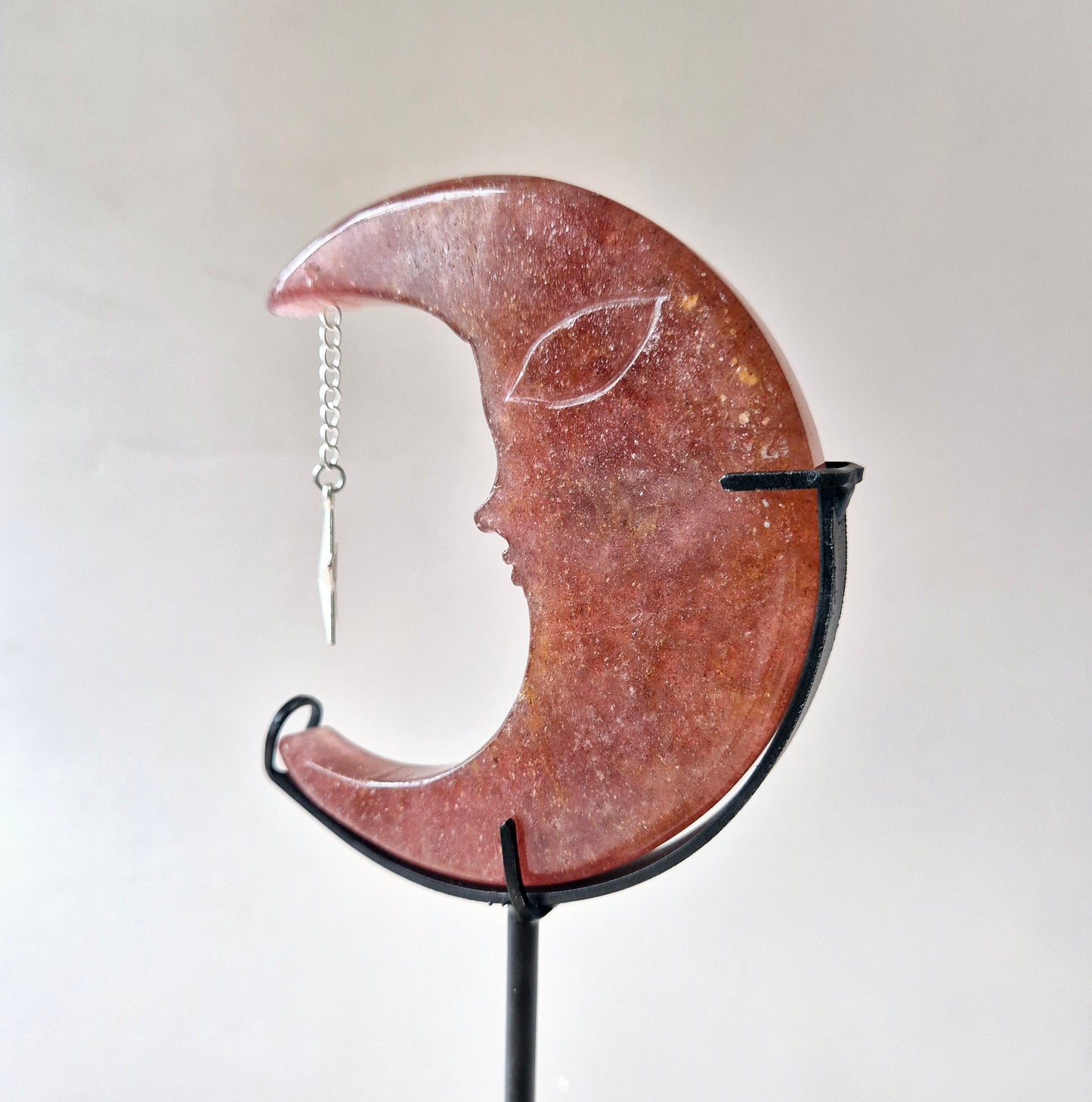 Prachtige Aardbeienkwarts Maan op Metalen Standaard – 10cm Edelsteen Gezicht Gravure Spiritueel Interieur Strawberry Quartz
