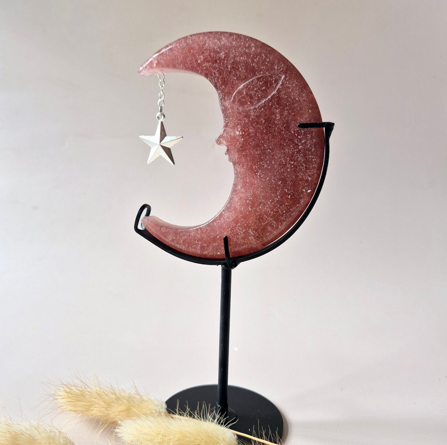 Prachtige Aardbeienkwarts Maan op Metalen Standaard – 10cm Edelsteen Gezicht Gravure Spiritueel Interieur Strawberry Quartz
