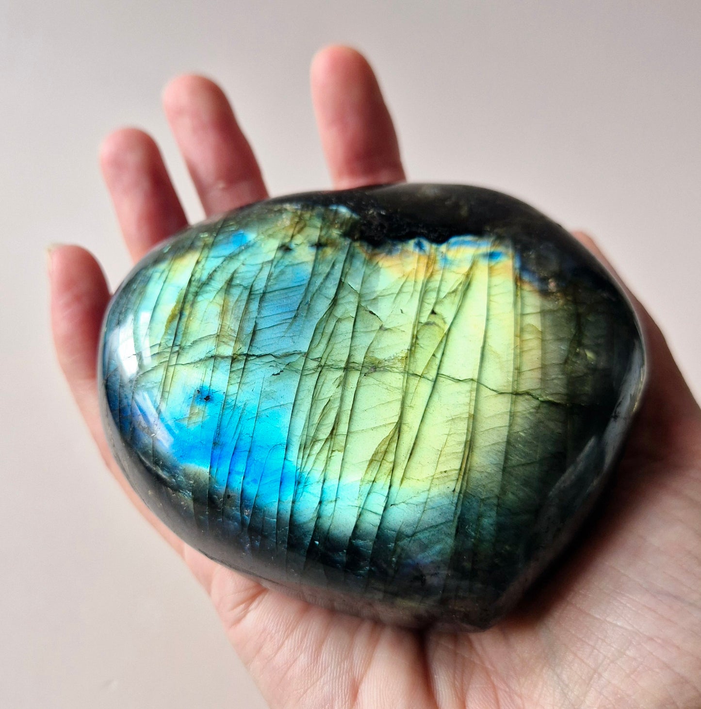 Gemstone Purple Labradorite Heart Palm Stone – Intuition, Protection & Mystical Power