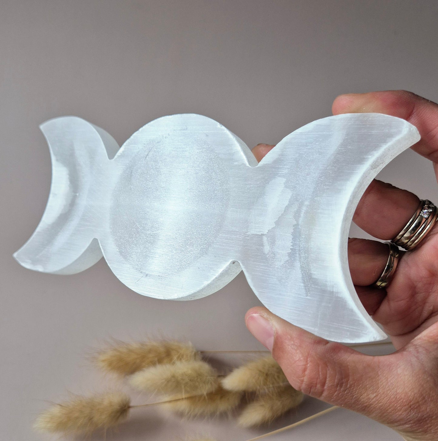 Seleniet Triple Moon oplaadschaaltje 15cm – heilige vrouwelijke energie & kristallenreiniging