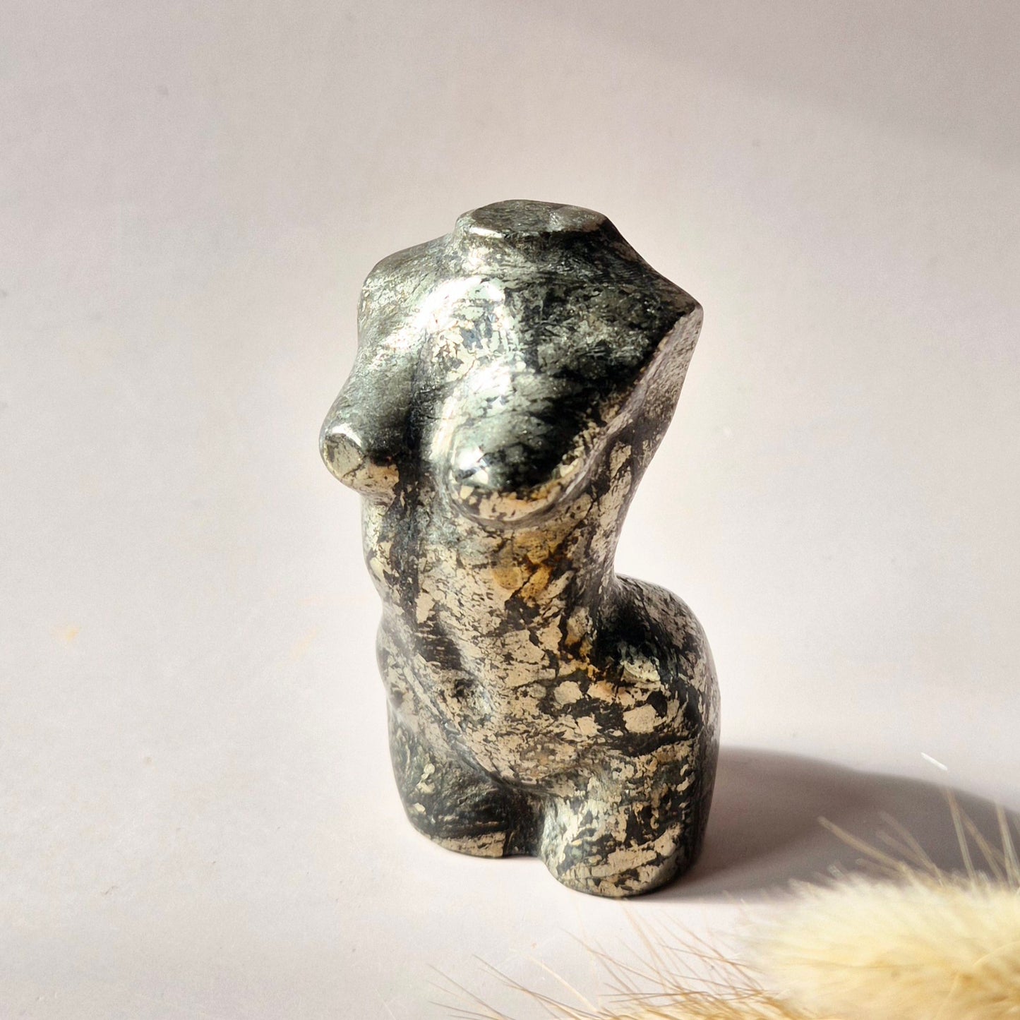 Pyriet vrouwenlichaam carving 8 cm – Edelsteen Buste