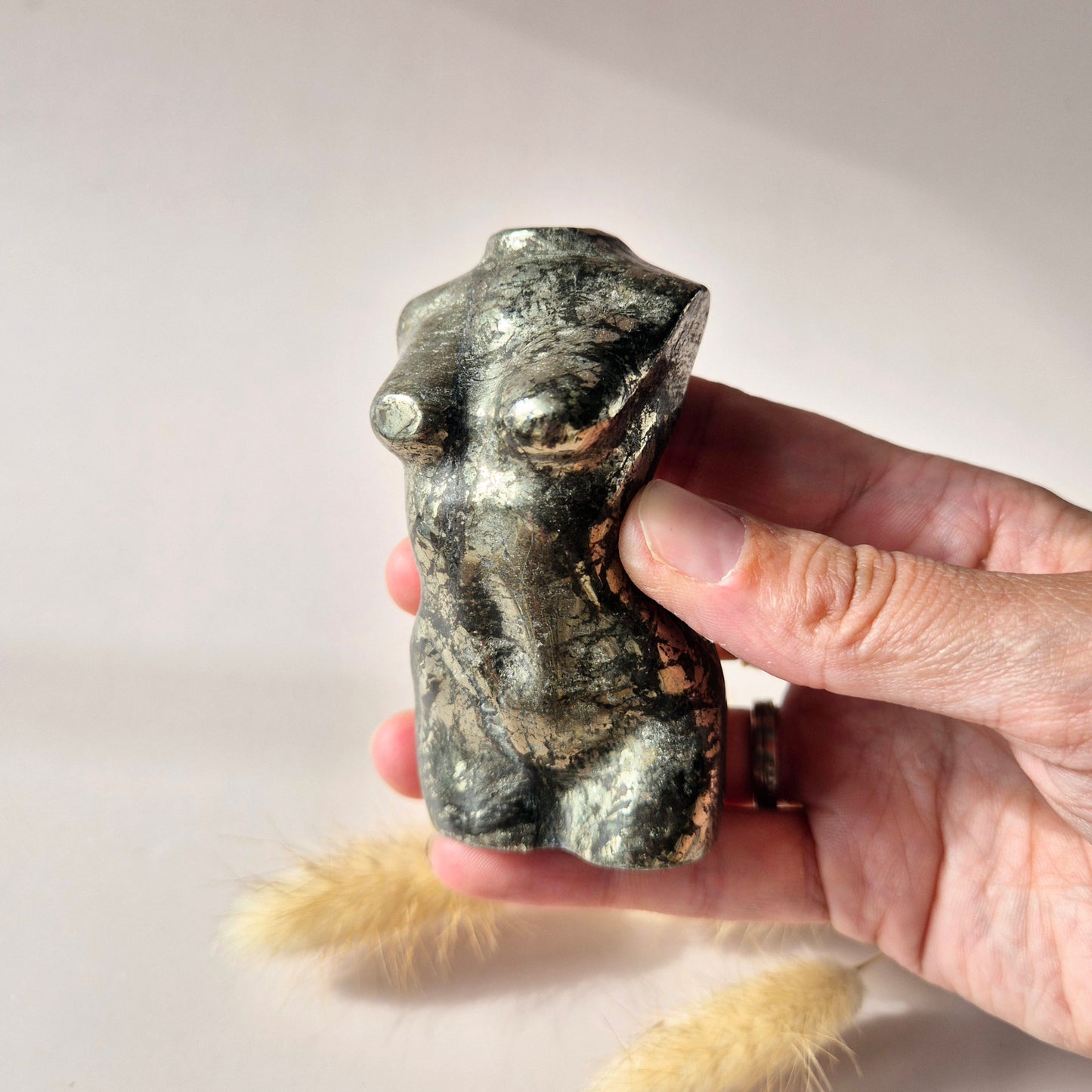 Pyriet vrouwenlichaam carving 8 cm – Edelsteen Buste