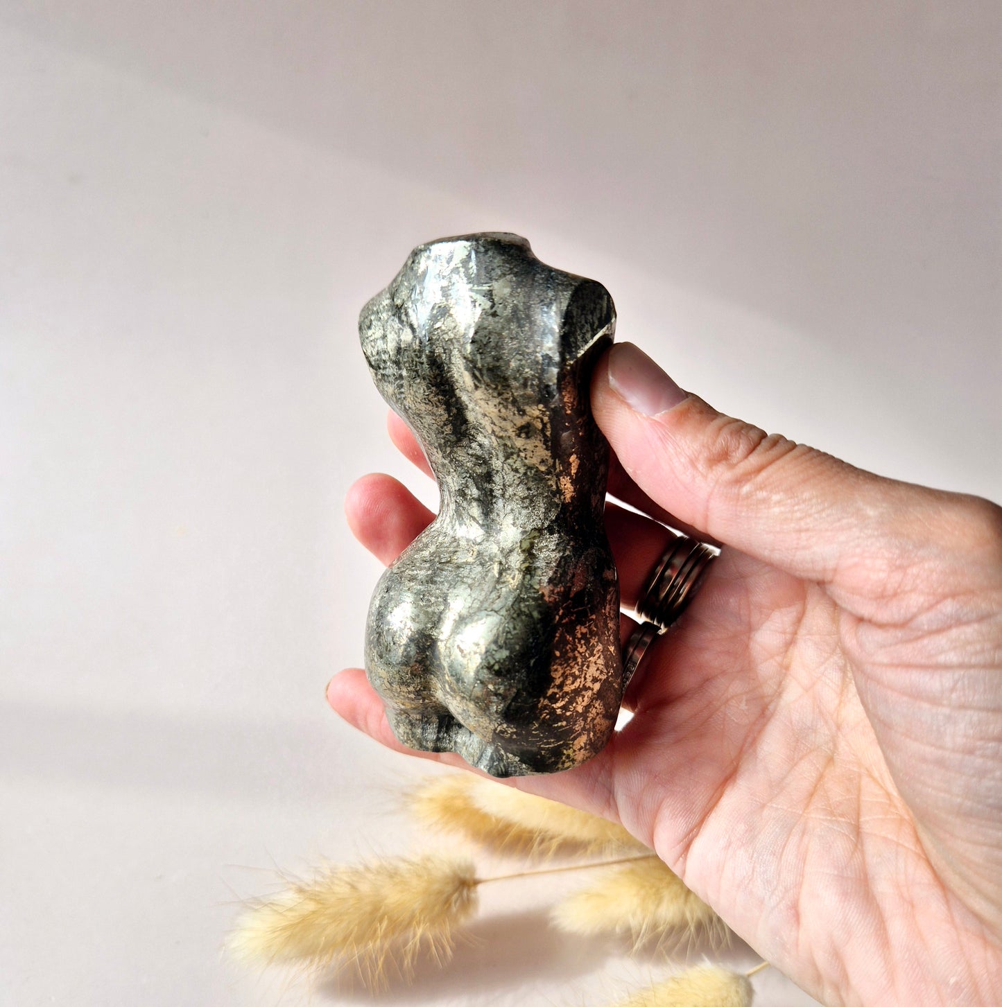 Pyriet vrouwenlichaam carving 8 cm – Edelsteen Buste