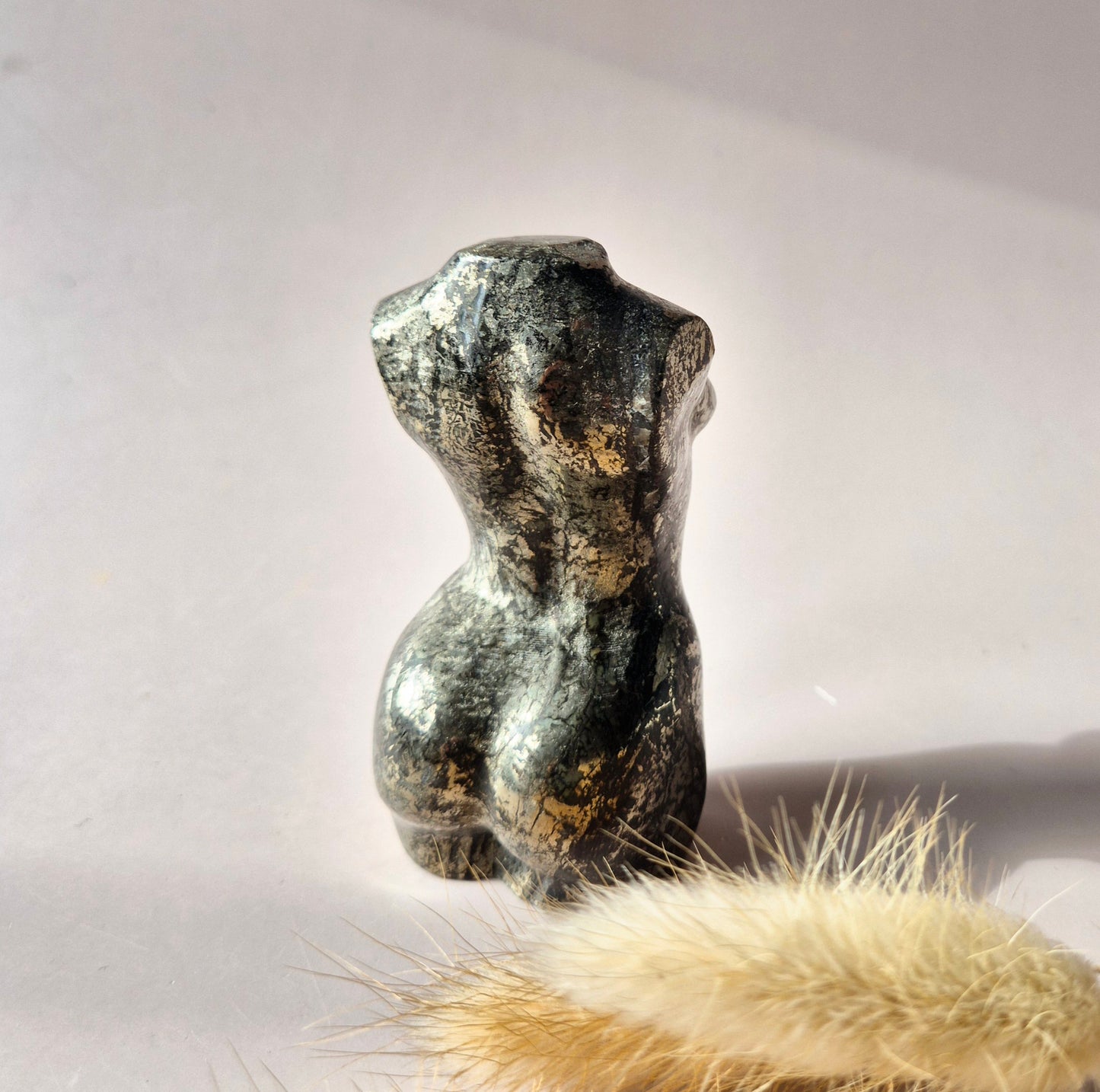 Pyriet vrouwenlichaam carving 8 cm – Edelsteen Buste