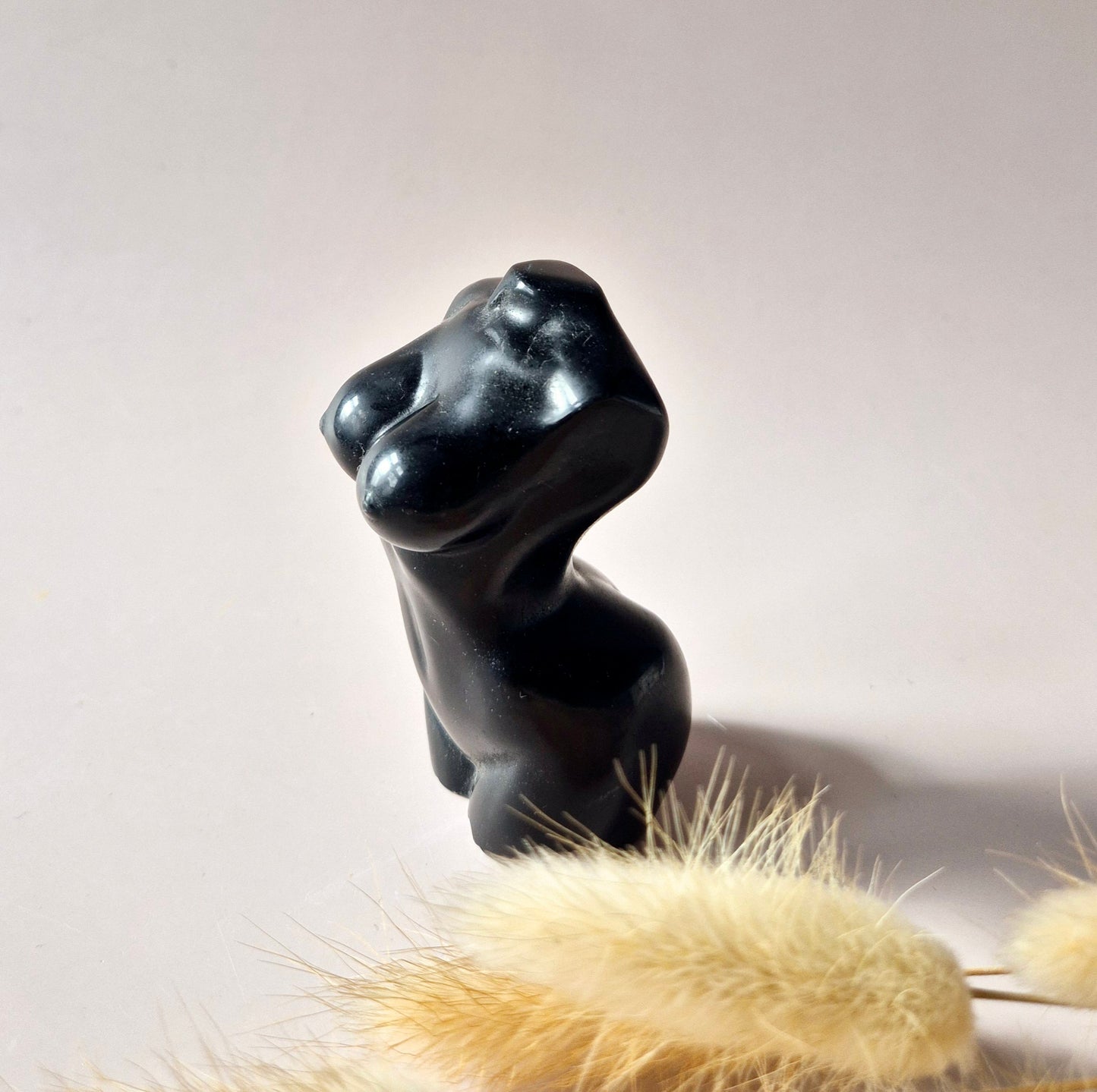Zwarte obsidiaan vrouwenbeeldje 8 cm – beschermende edelsteen buste
