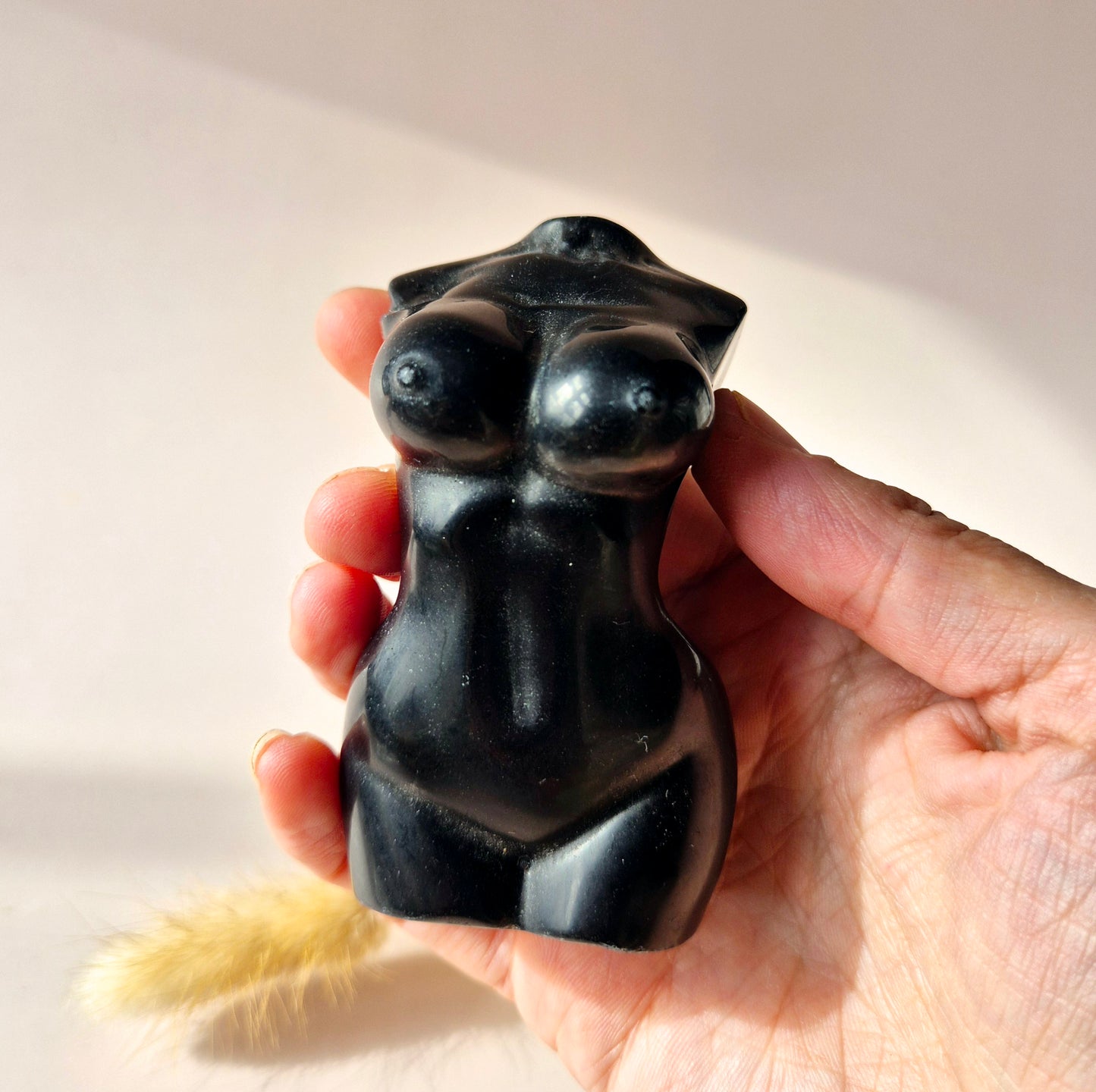 Zwarte obsidiaan vrouwenbeeldje 8 cm – beschermende edelsteen buste