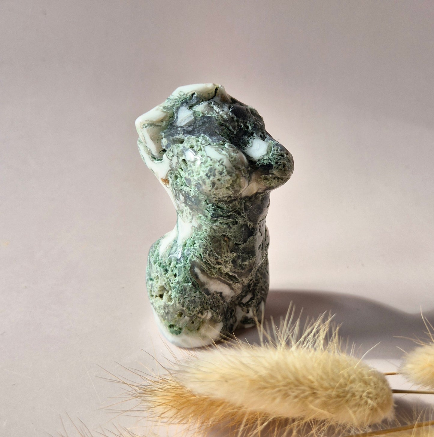 Mosagaat vrouwenbeeldje 8 cm (#5) – handgeslepen edelsteen carving