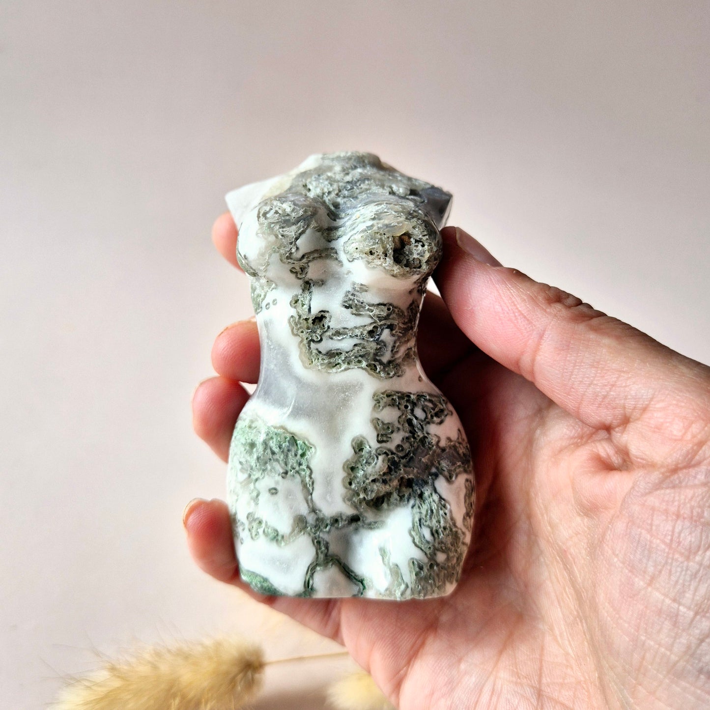 Mosagaat vrouwenbeeldje 8 cm (#6) – handgeslepen edelsteen carving