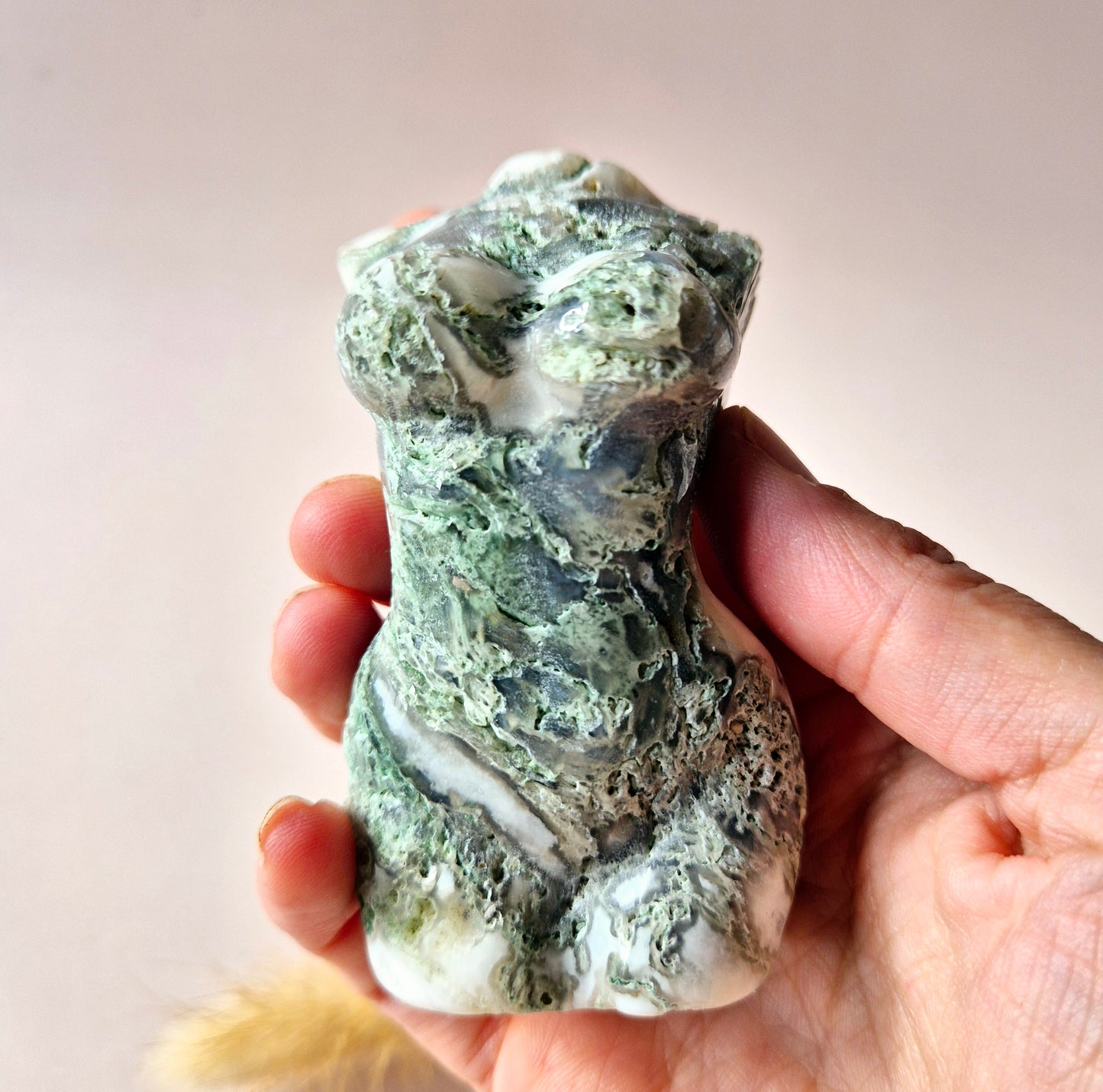 Mosagaat vrouwenbeeldje 8 cm (#5) – handgeslepen edelsteen carving