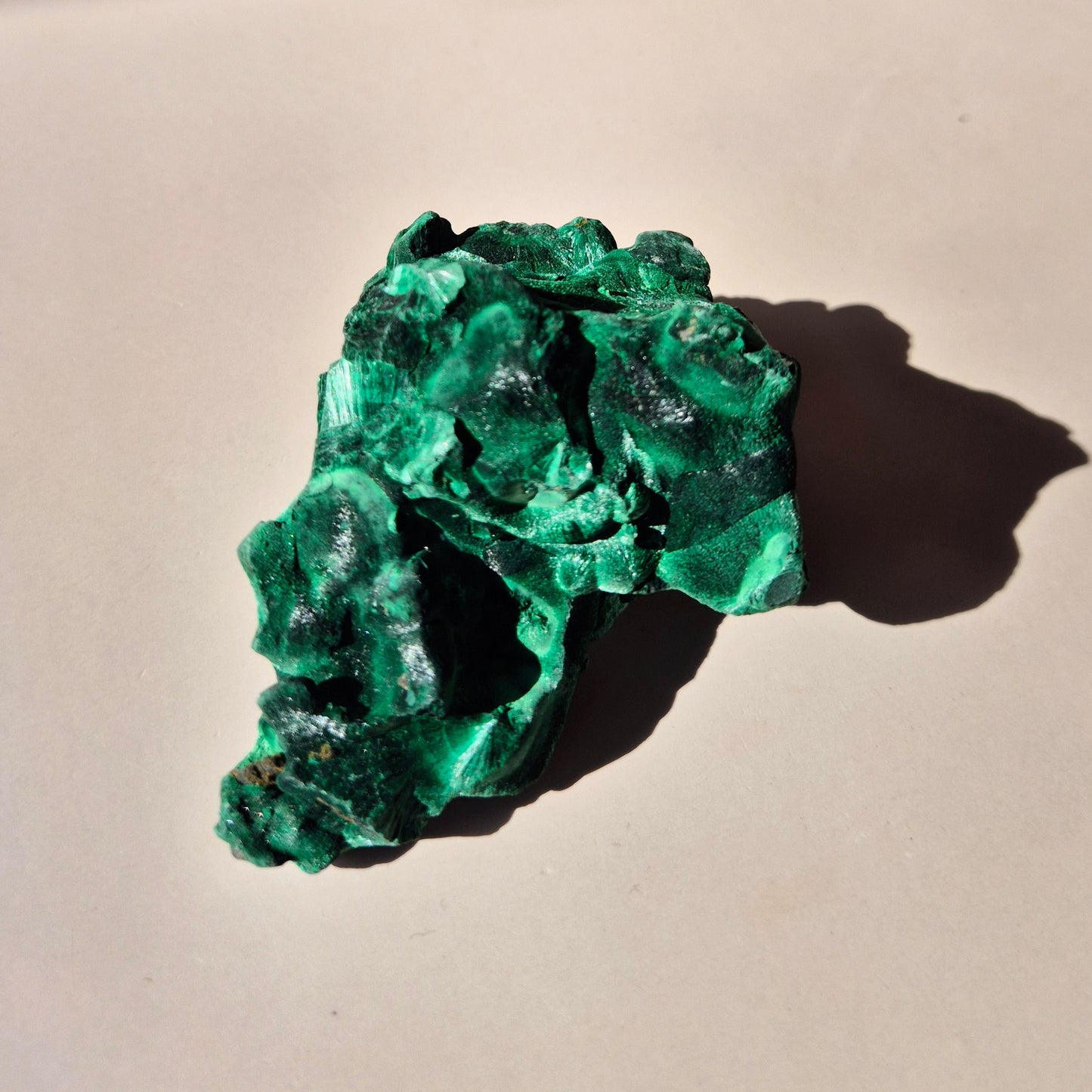 Samtmalachit – Rohes Malachit-Edelsteinstück, ca. 95 g.