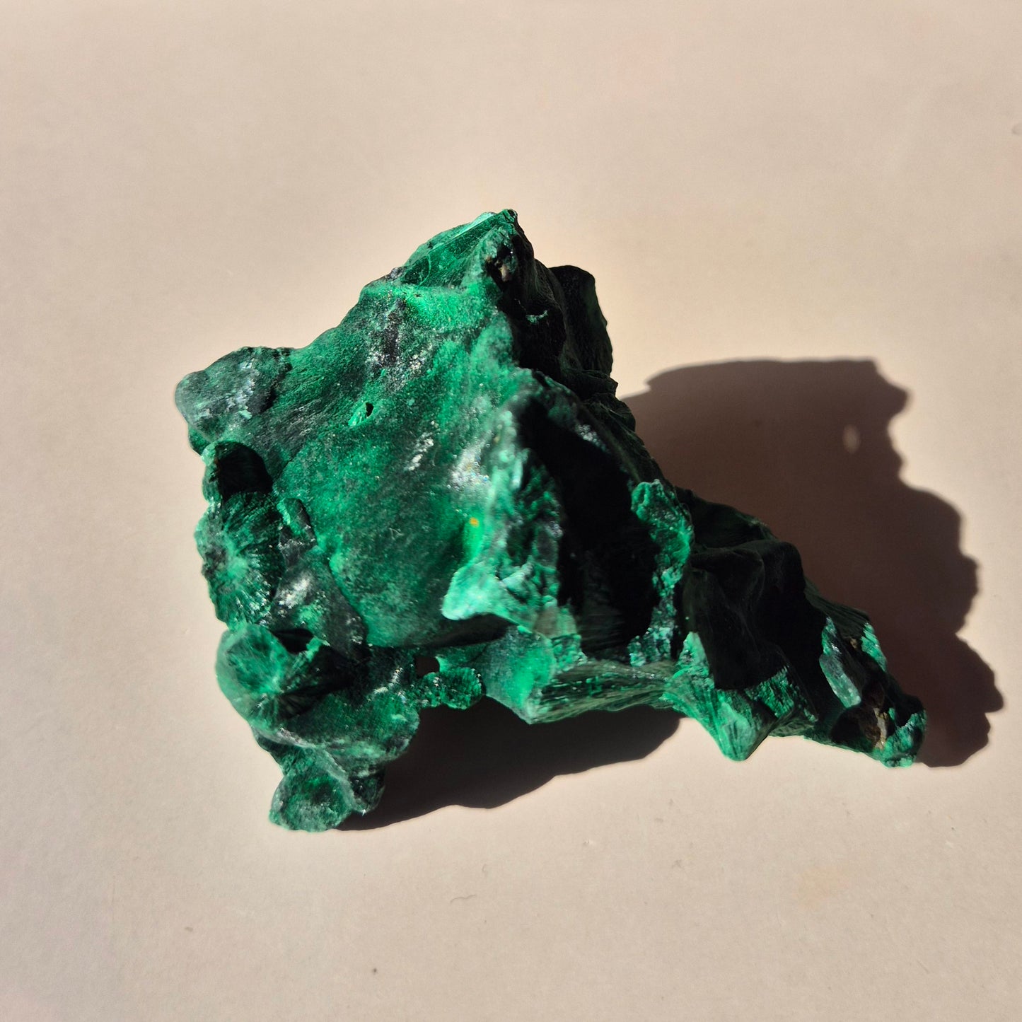 Samtmalachit – Rohes Malachit-Edelsteinstück, ca. 95 g.