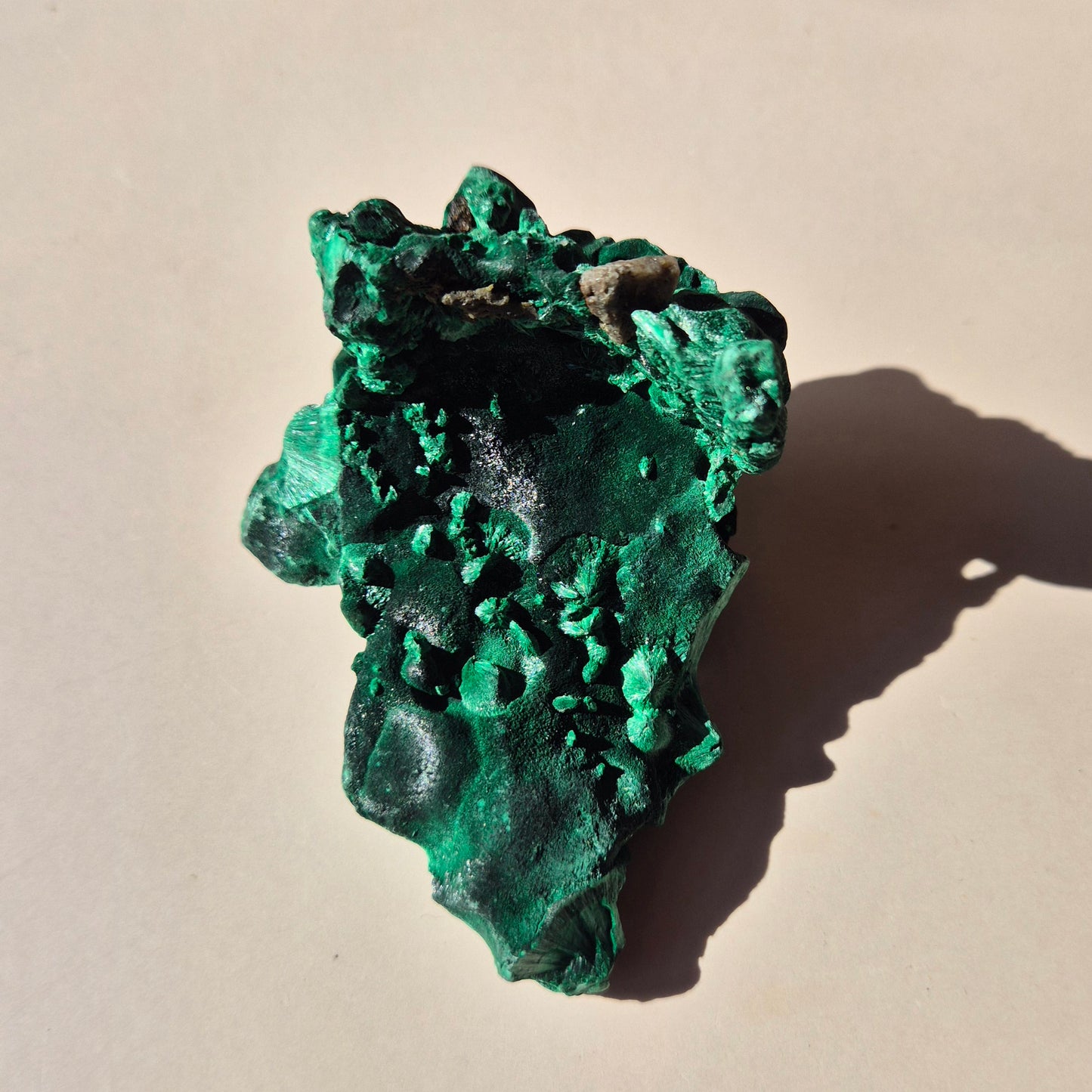 Samtmalachit – Rohes Malachit-Edelsteinstück, ca. 95 g.