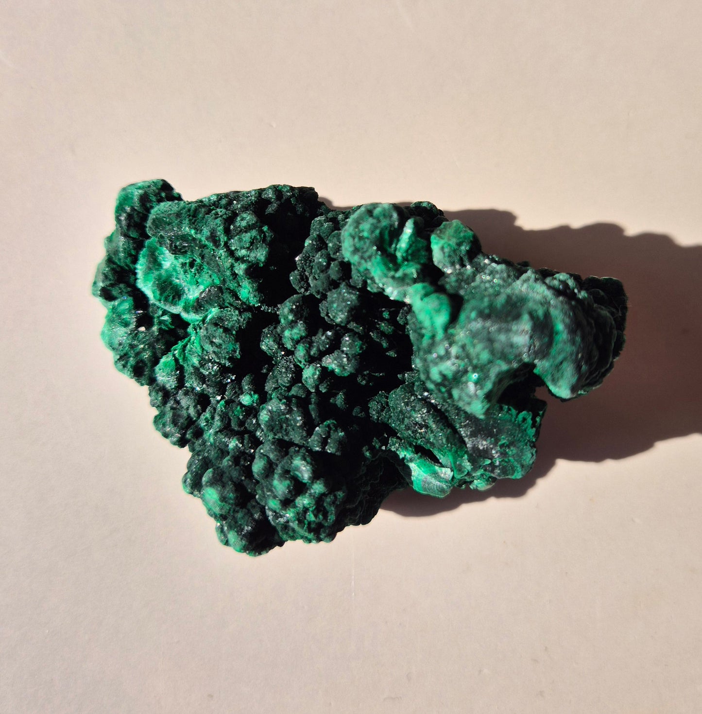 Samtmalachit – Rohes Malachit-Edelsteinstück, ca. 95 g.