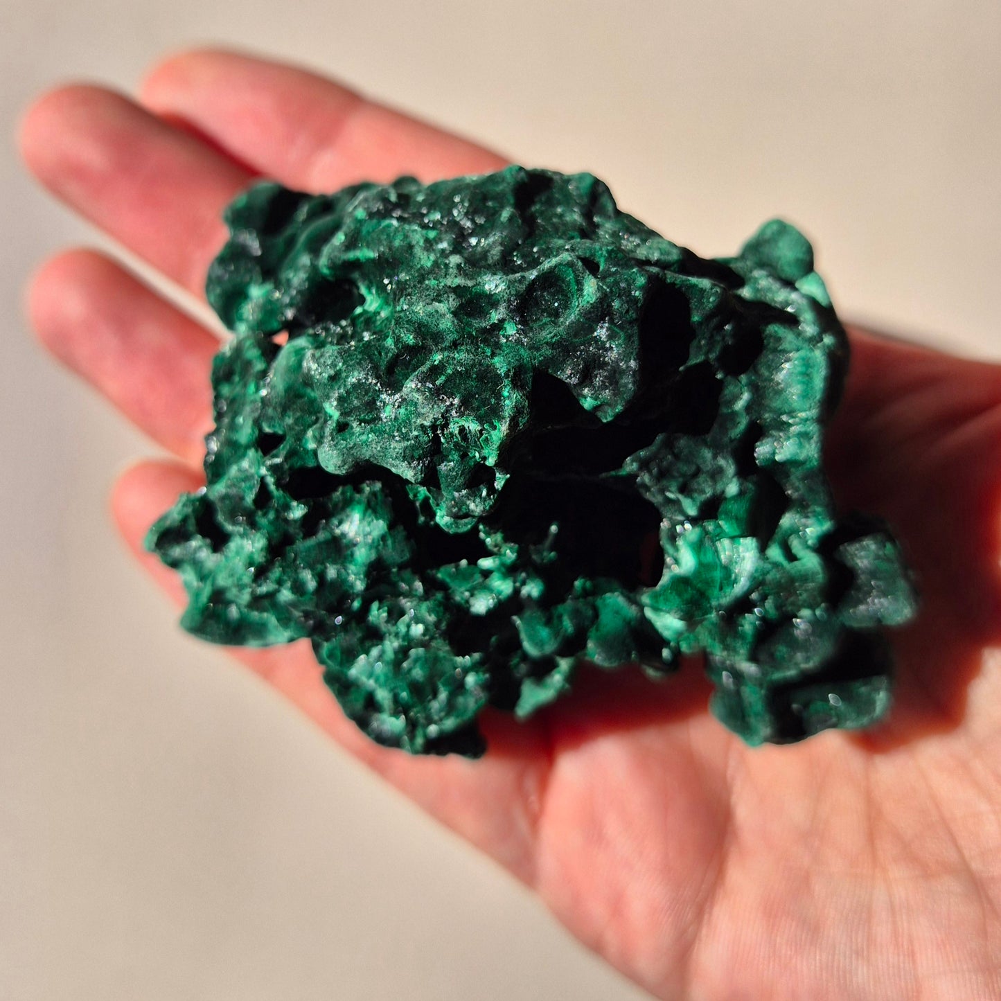 Samtmalachit – Rohes Malachit-Edelsteinstück, ca. 95 g.