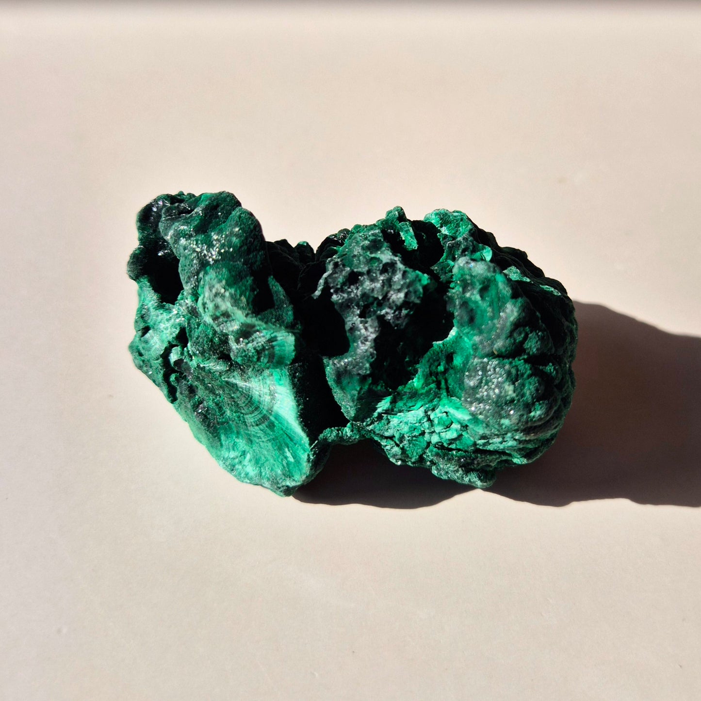 Samtmalachit – Rohes Malachit-Edelsteinstück, ca. 95 g.