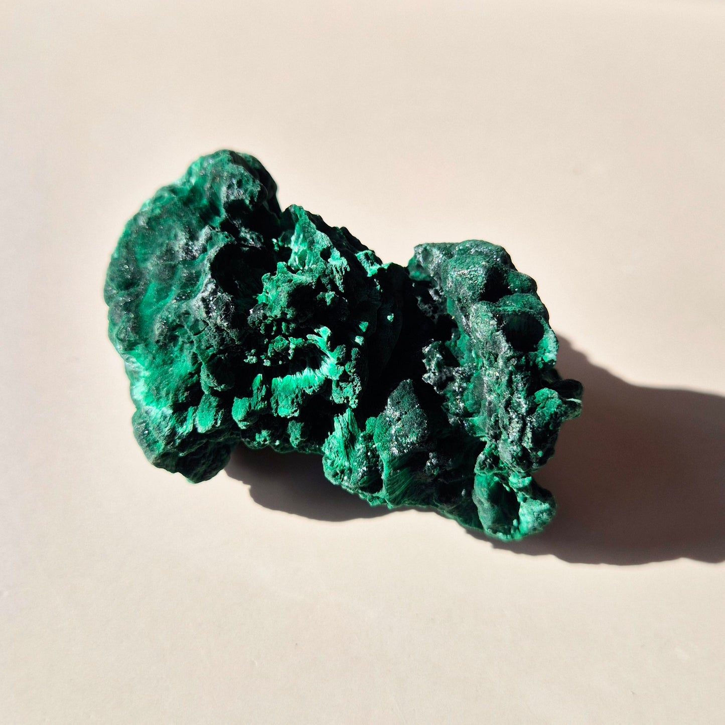 Samtmalachit – Rohes Malachit-Edelsteinstück, ca. 95 g.