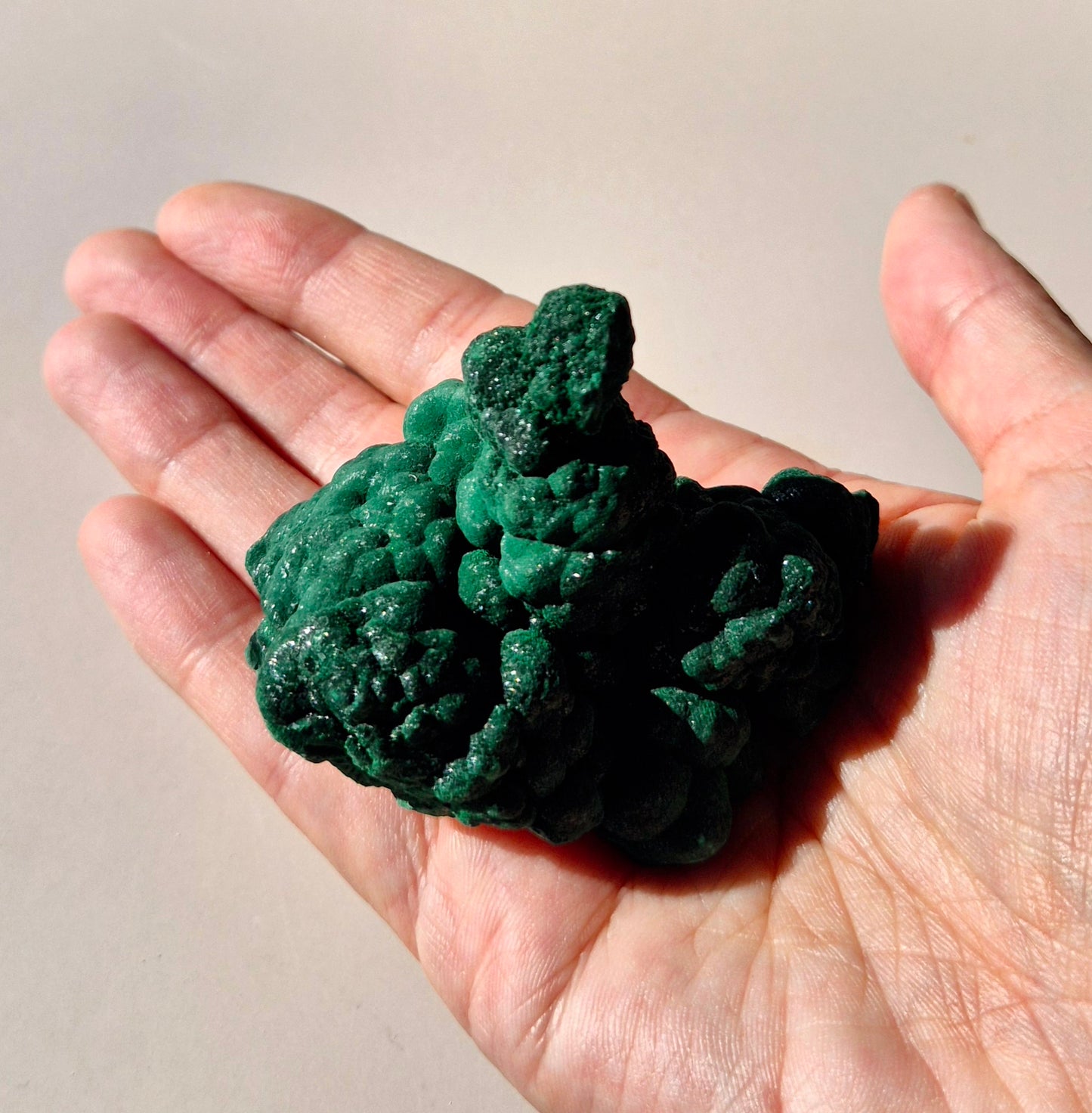 Samtmalachit – Rohes Malachit-Edelsteinstück, ca. 95 g.