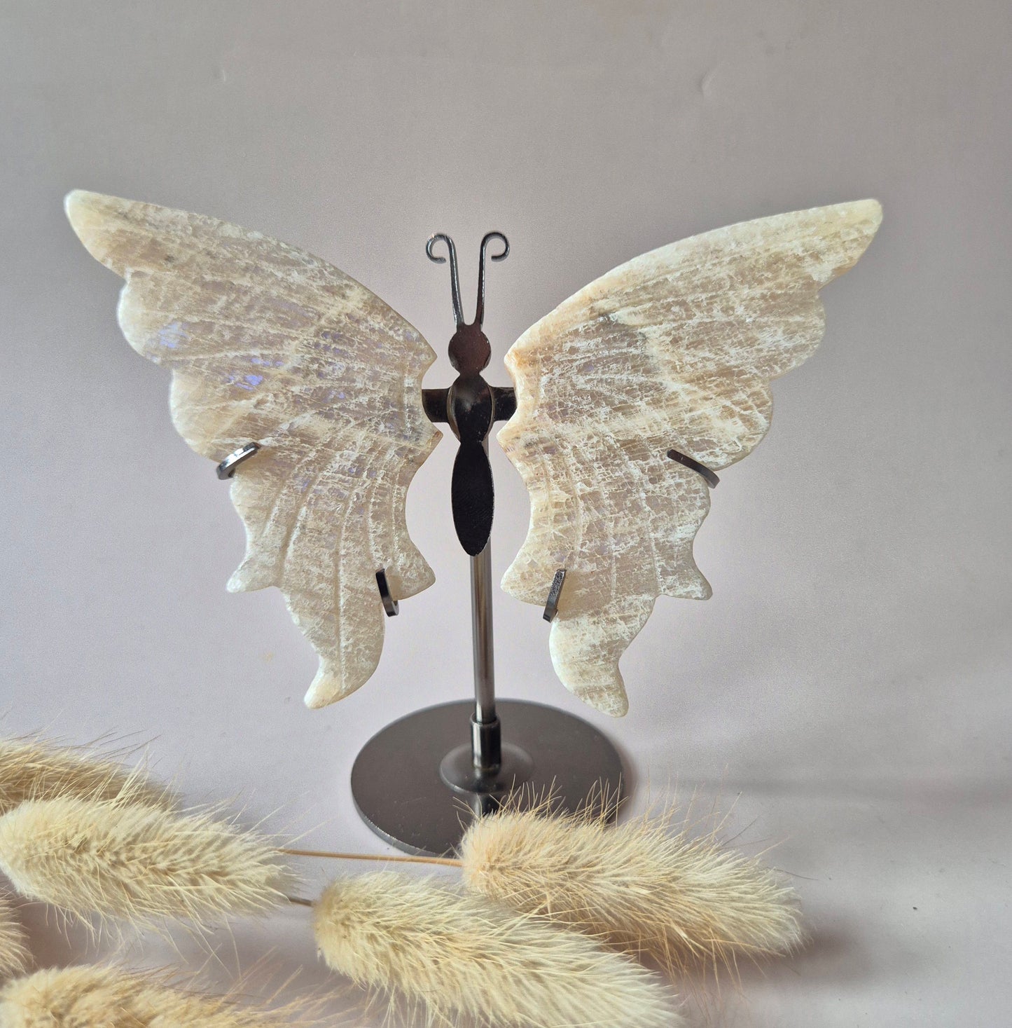 Blauwe Maansteen Vlinder met Metalen Standaard - Edelsteen Crystal Carving