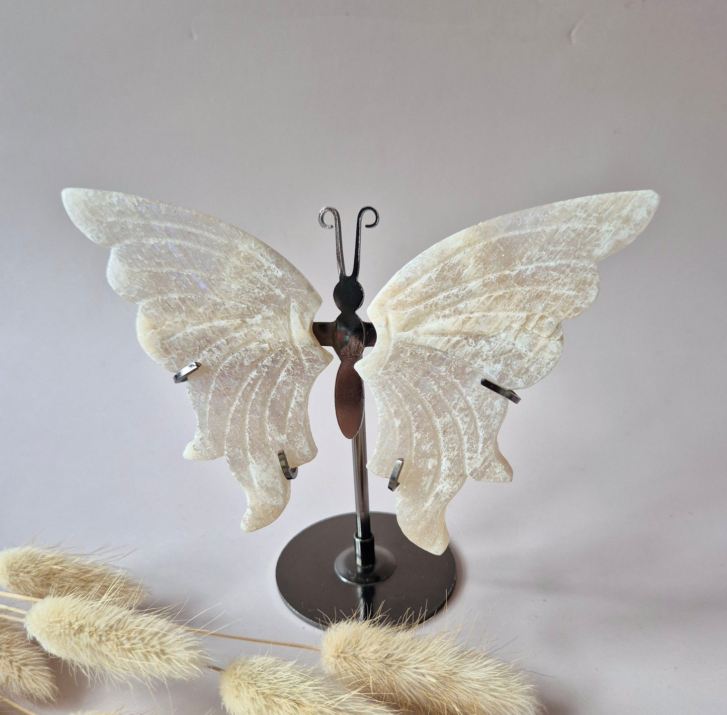 Blauwe Maansteen Vlinder met Metalen Standaard - Edelsteen Crystal Carving