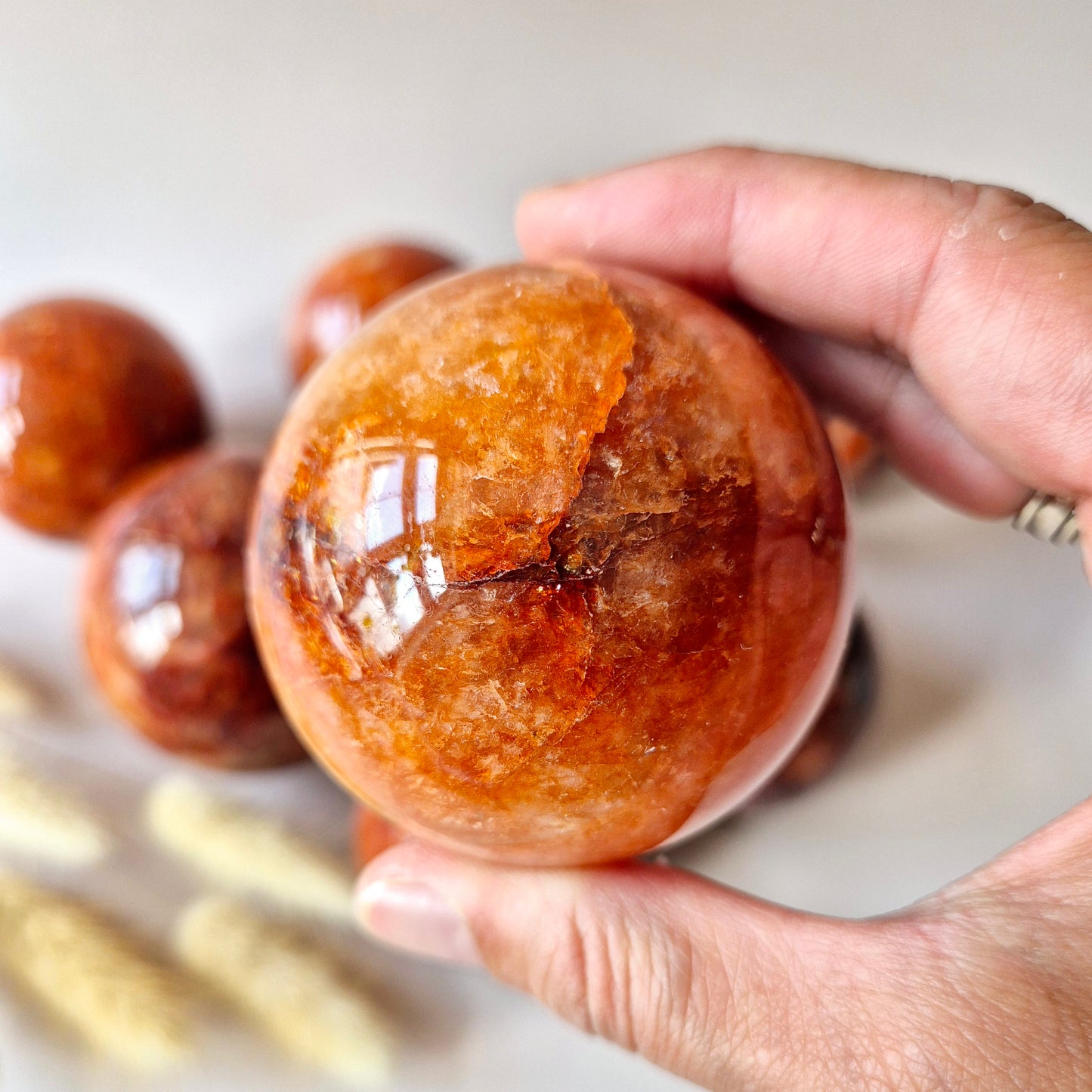 Fire Quartz Kristallen Bol – 50mm Hematoïde Kwarts Sphere