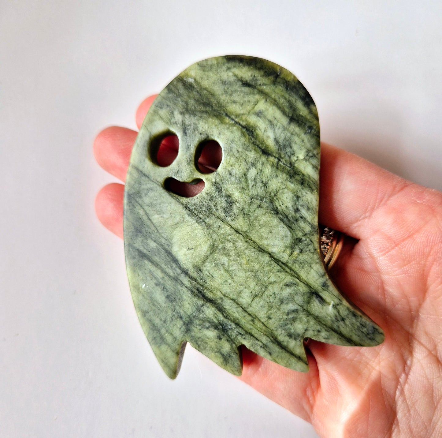 Groene Jade Spookje Edelsteen (ca. 7 cm) – Halloween Crystal Magic
