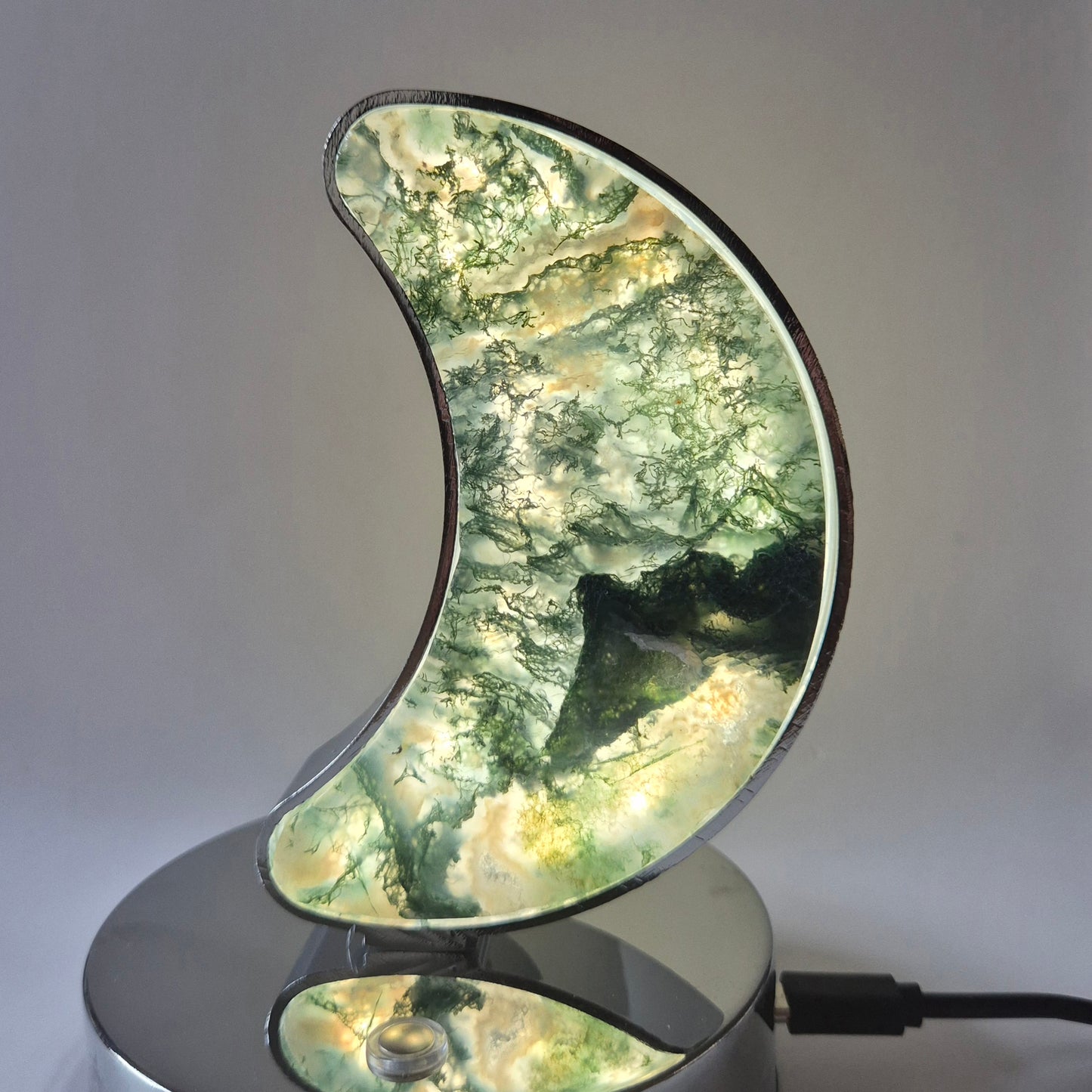 Mondlampe aus Rosenquarz mit goldenem Sockel, 19 cm