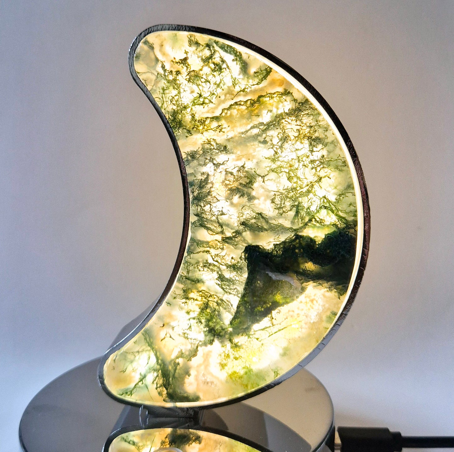 Mondlampe aus Rosenquarz mit goldenem Sockel, 19 cm