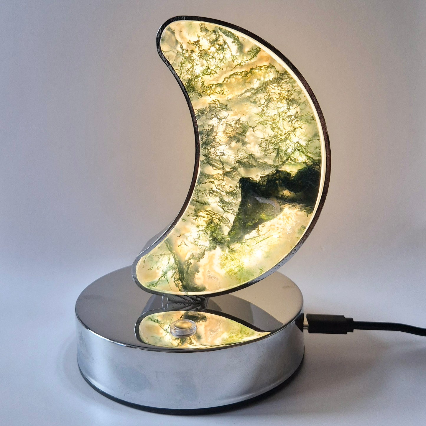 Mondlampe aus Rosenquarz mit goldenem Sockel, 19 cm