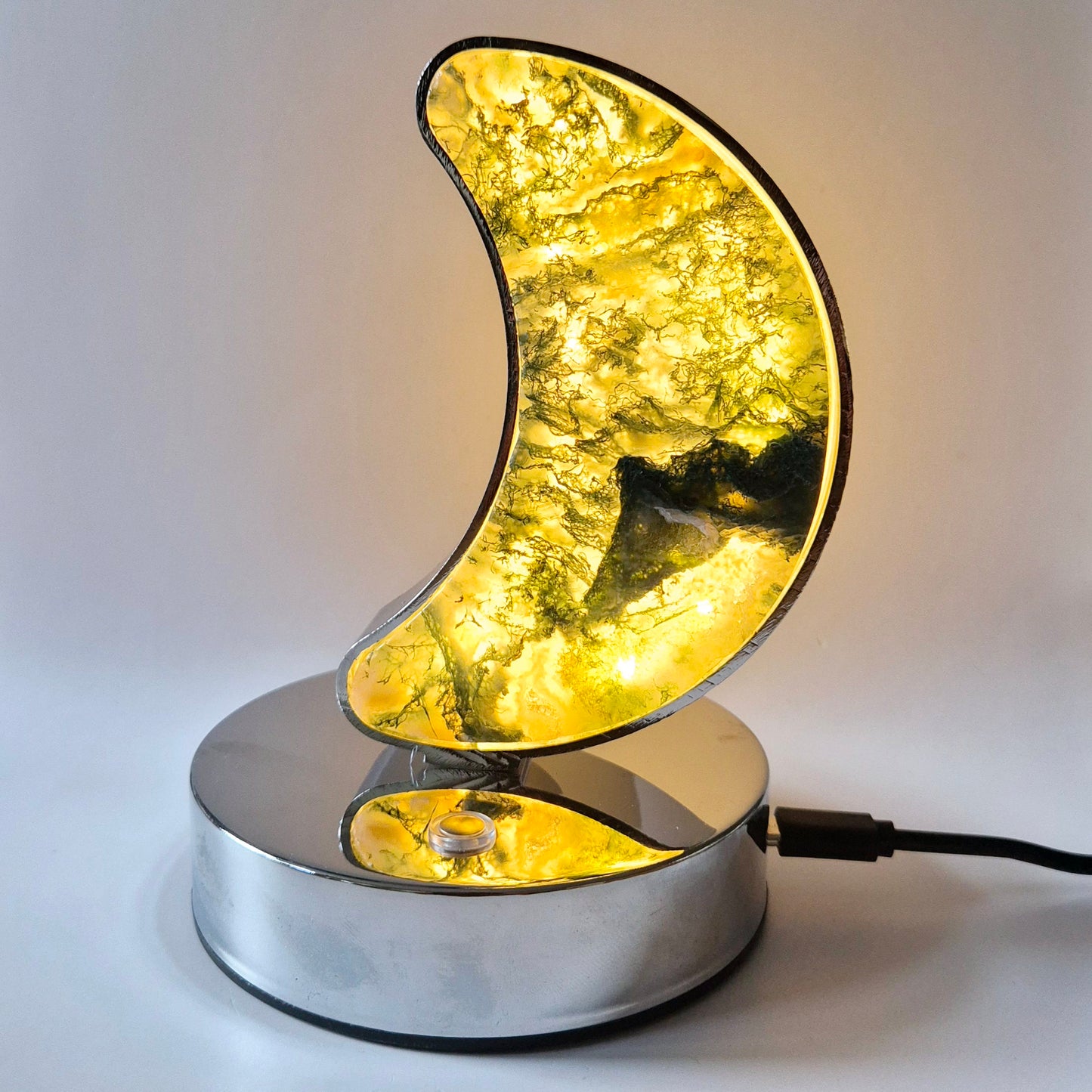 Mondlampe aus Rosenquarz mit goldenem Sockel, 19 cm